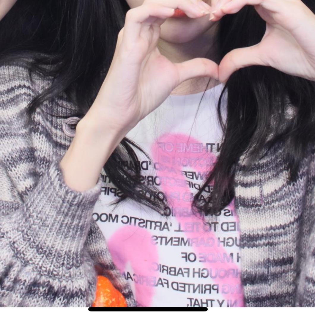 The Museum Visitor Crop Heart Sprayed T-Shirt White 착용 스타일