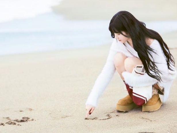 (W) UGG Classic Sweater Letter Boots Chestnut 착용 스타일 - 1