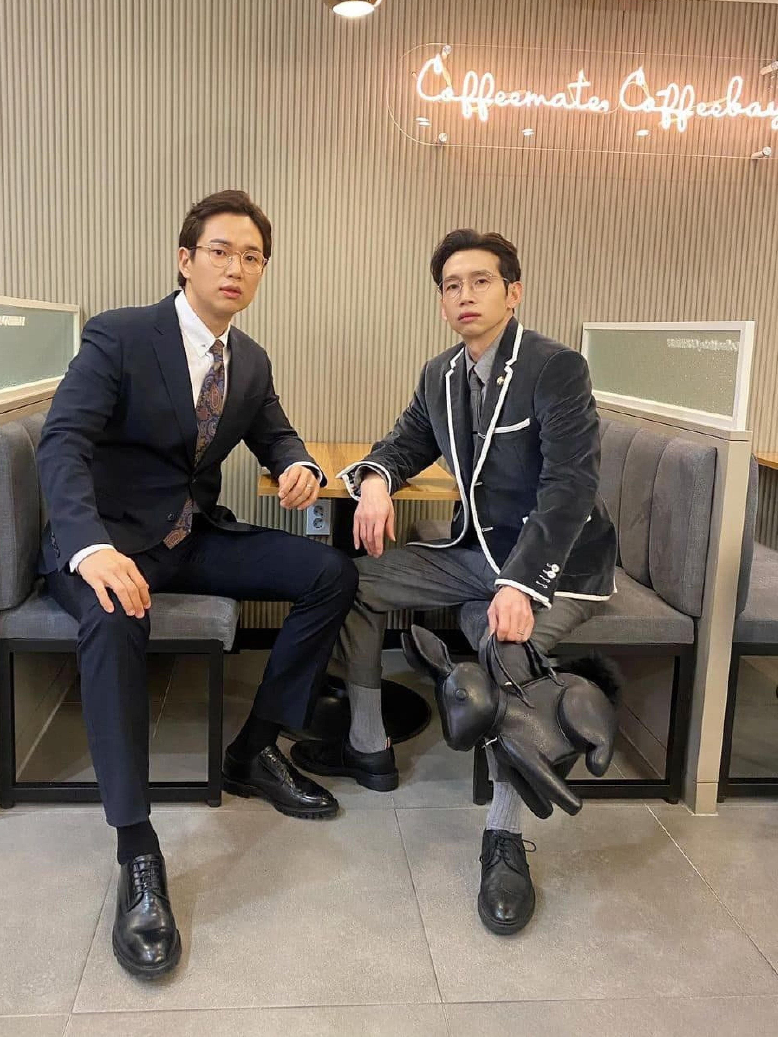 Thom Browne Cotton Suiting Engineered 4-Bar Classic Jacket Navy, Thom Browne Pebbled Leather Mini Hector Bag Black 착용 스타일 - 4