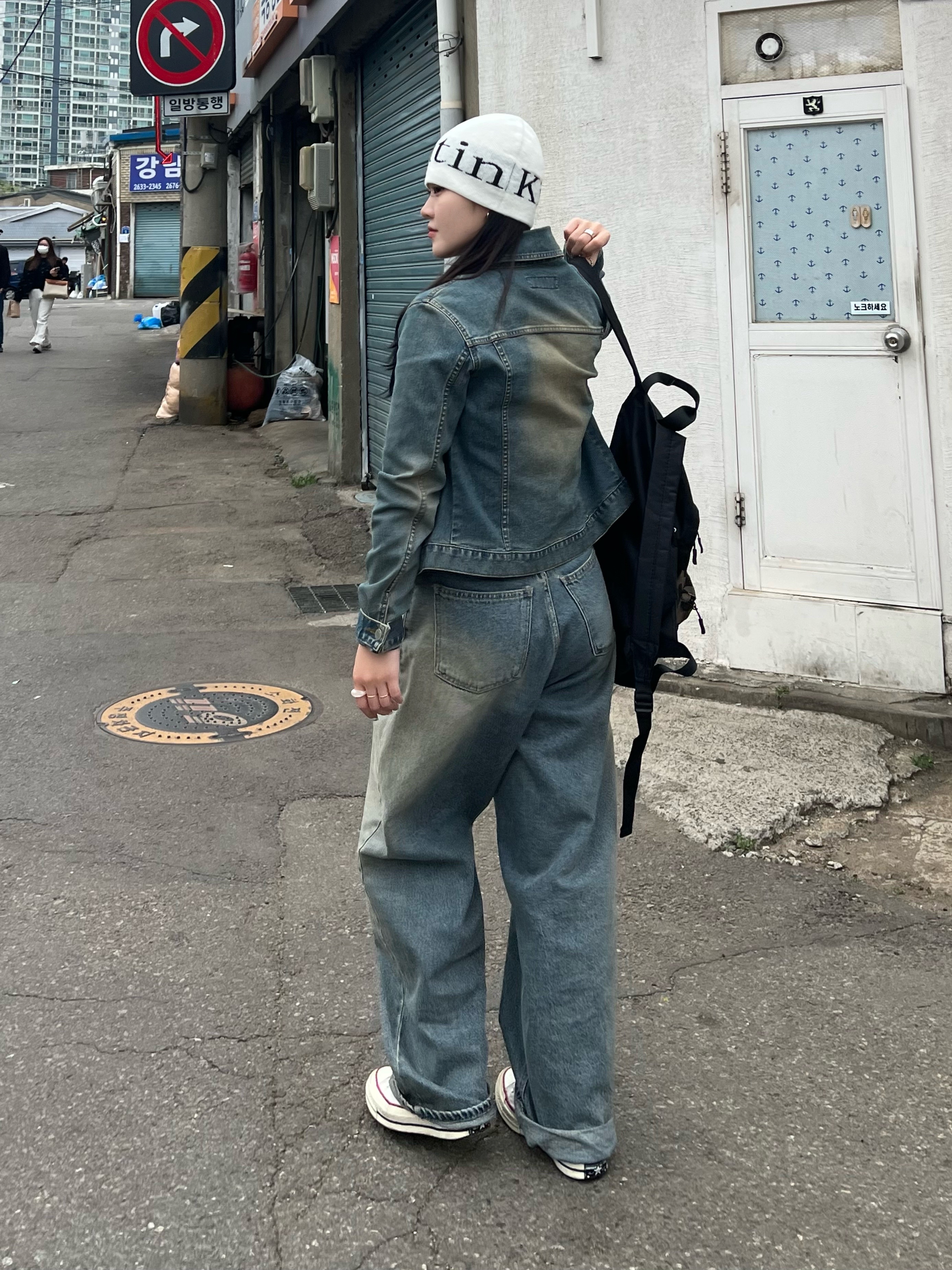 Matin Kim Logo Jacquard Short Beanie White, Converse Chuck Taylor All Star J Vintage 50 High Natural White 착용 스타일 - 2