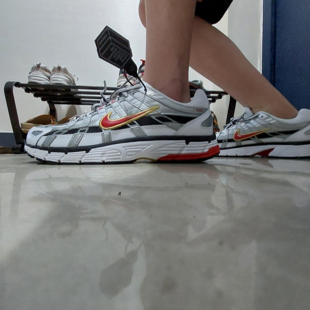 (W) Nike P-6000 Metallic Silver Red 착용 스타일