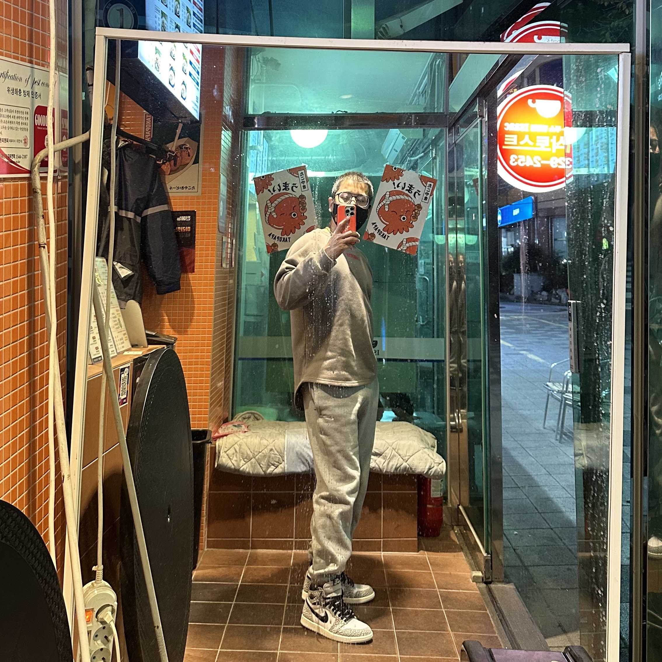 Jordan 1 Retro High OG White Cement, Nike NRG Solo Swoosh Fleece Pants Dark Grey Heather - Asia 착용 스타일 - 2