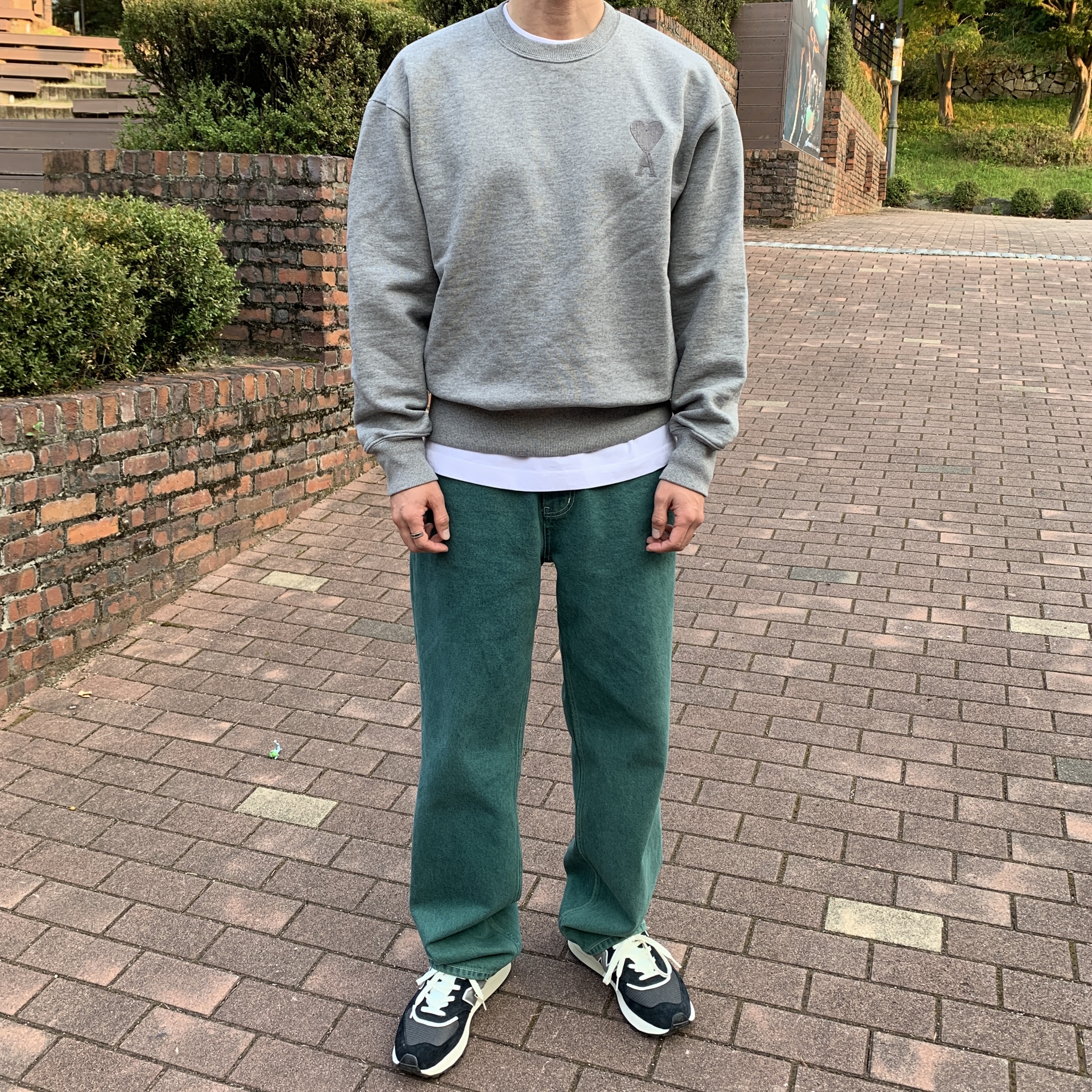 AMI de Coeur Tone-On-Tone Sweatshirt Heather Grey, New Balance 574 Legacy Black 착용 스타일 - 3