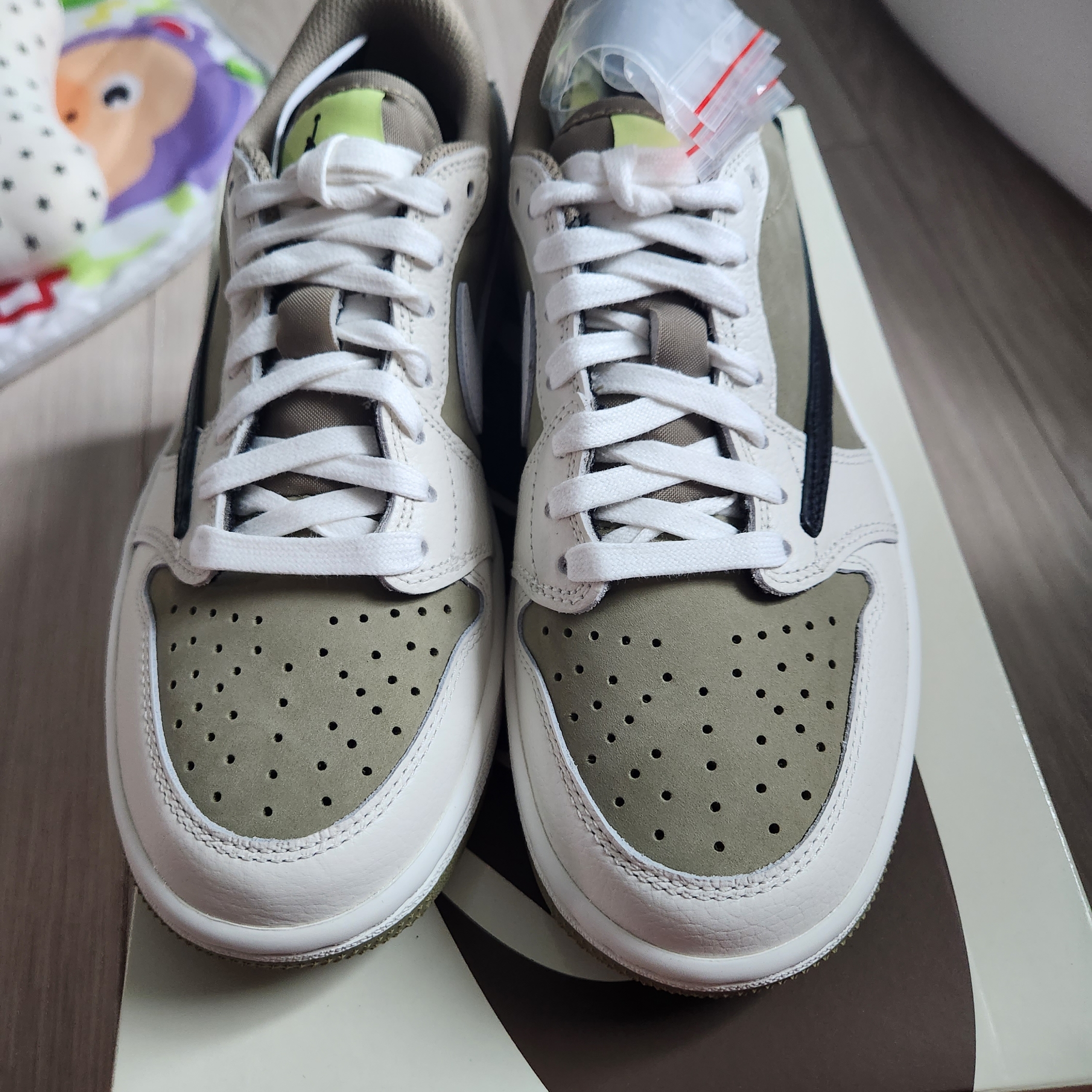 Jordan 1 x Travis Scott Retro Low Golf NRG Neutral Olive 착용 스타일 - 1