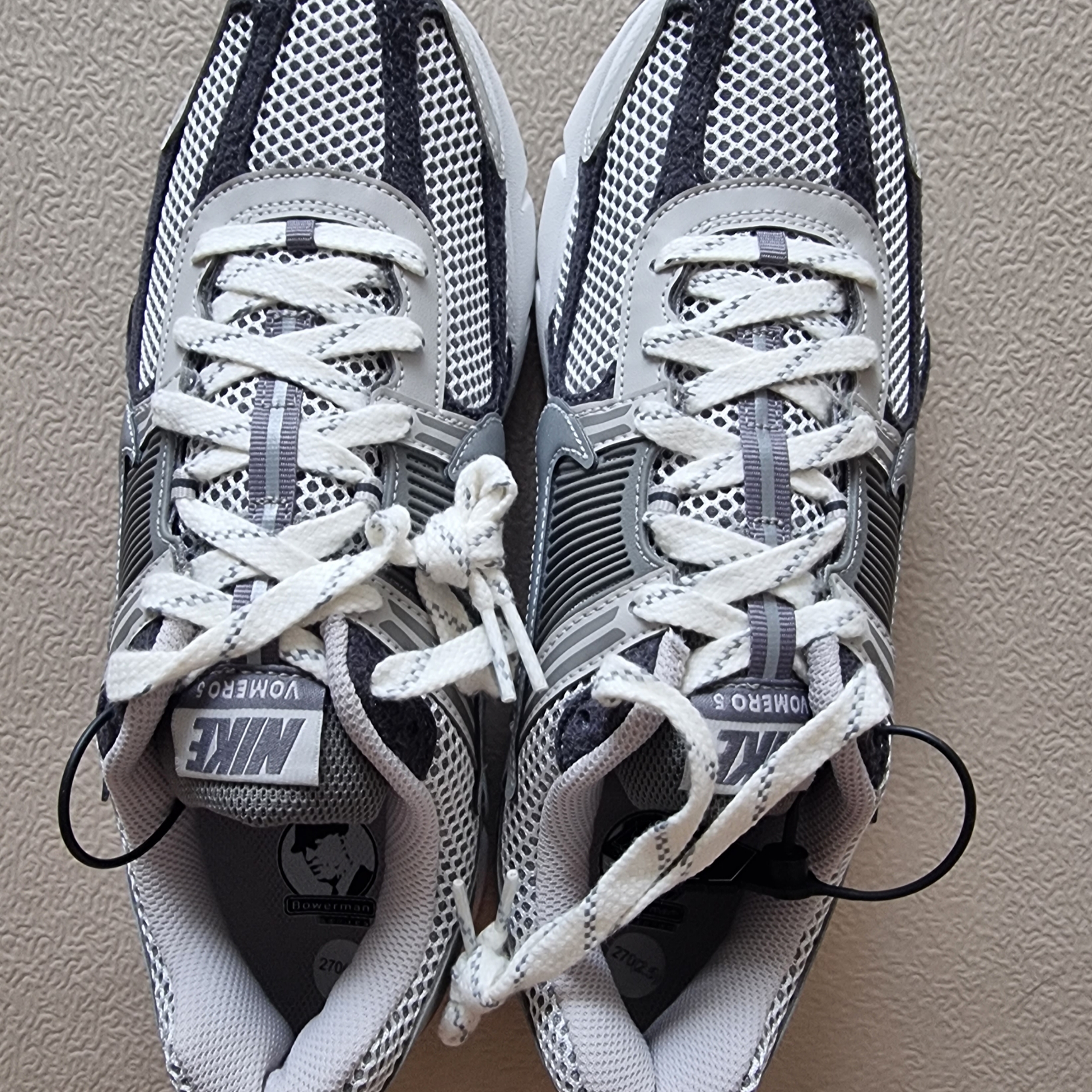 Nike Zoom Vomero 5 PRM Light Iron Ore and Flat Fewter 착용 스타일
