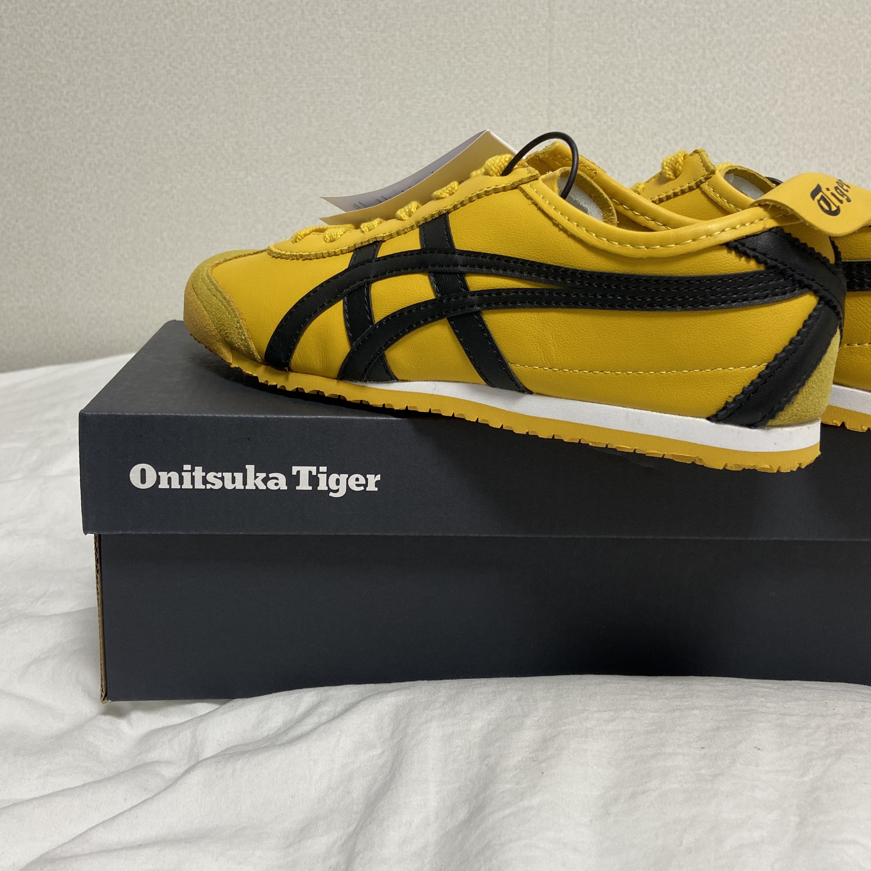 Onitsuka Tiger Mexico 66 Yellow Black 착용 스타일 - 3