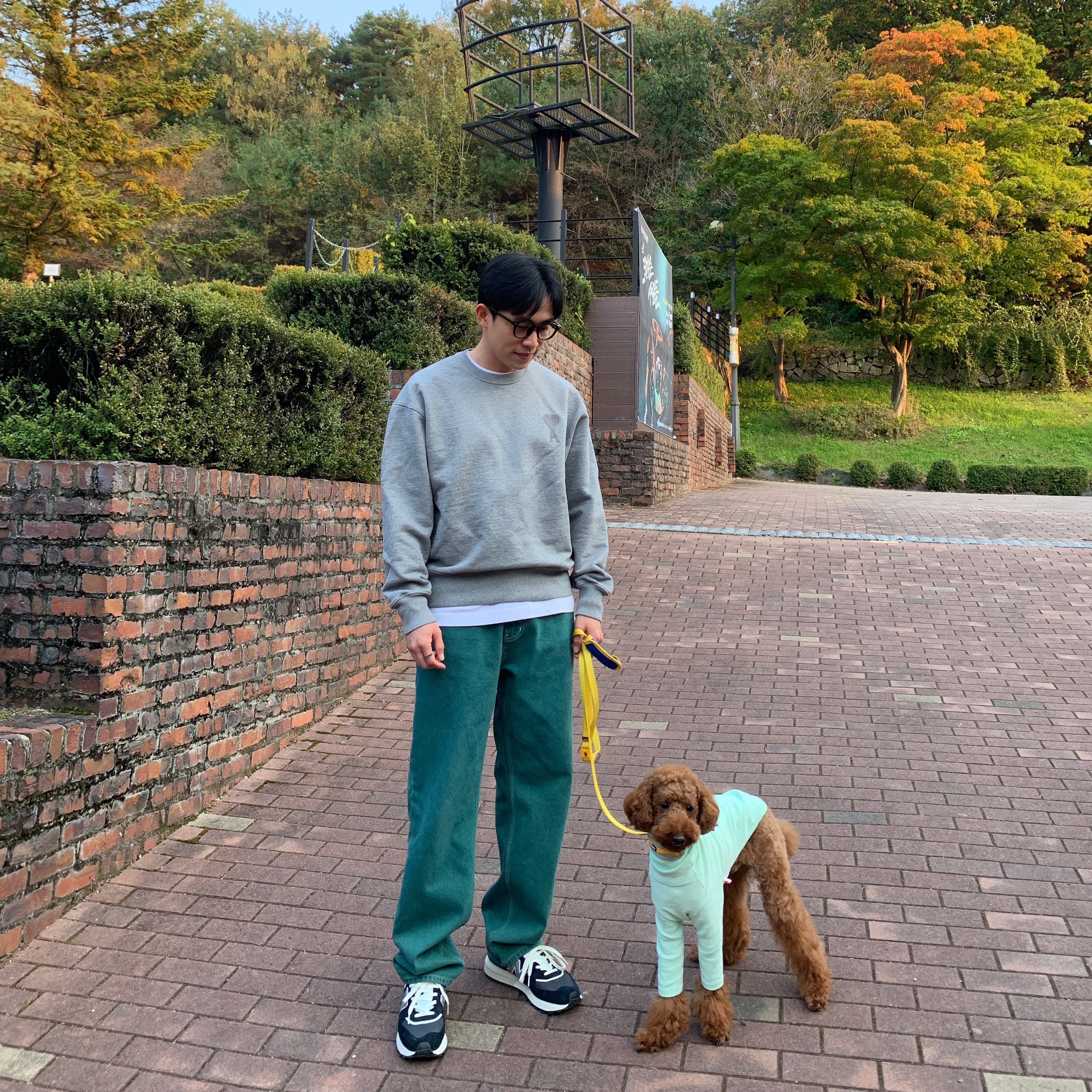 AMI de Coeur Tone-On-Tone Sweatshirt Heather Grey, New Balance 574 Legacy Black 착용 스타일 - 2