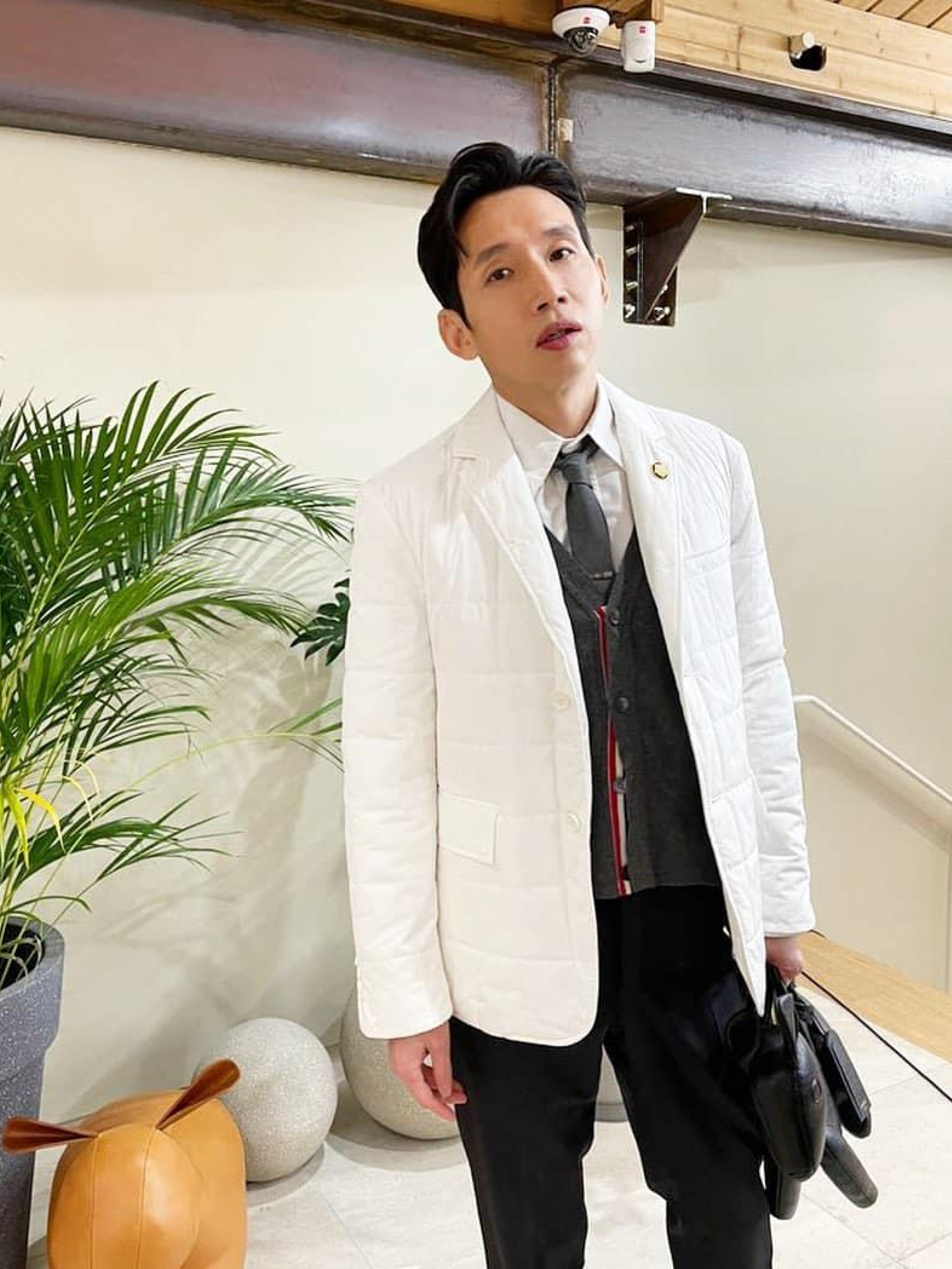 Thom Browne Cotton Suiting Engineered 4-Bar Classic Jacket Navy, Thom Browne Pebbled Leather Mini Hector Bag Black 착용 스타일 - 3