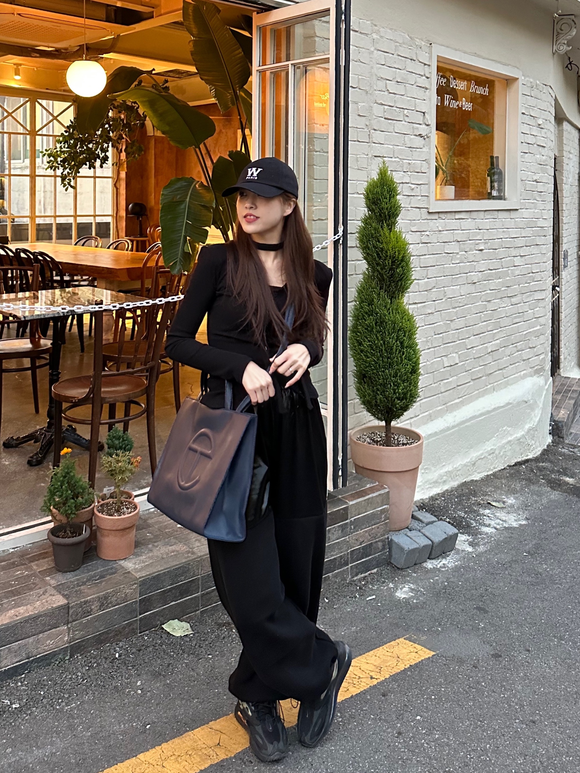 Telfar Medium Shopping Bag Navy, Wooyoungmi W Patch Ball Cap Black - 23SS 착용 스타일 - 1