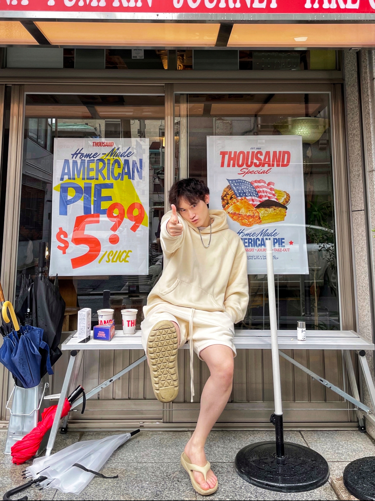 Adidas Yeezy Slide Pure - Re-Release Ver., Essentials Sweatshorts Cream - 21SS 착용 스타일 - 2