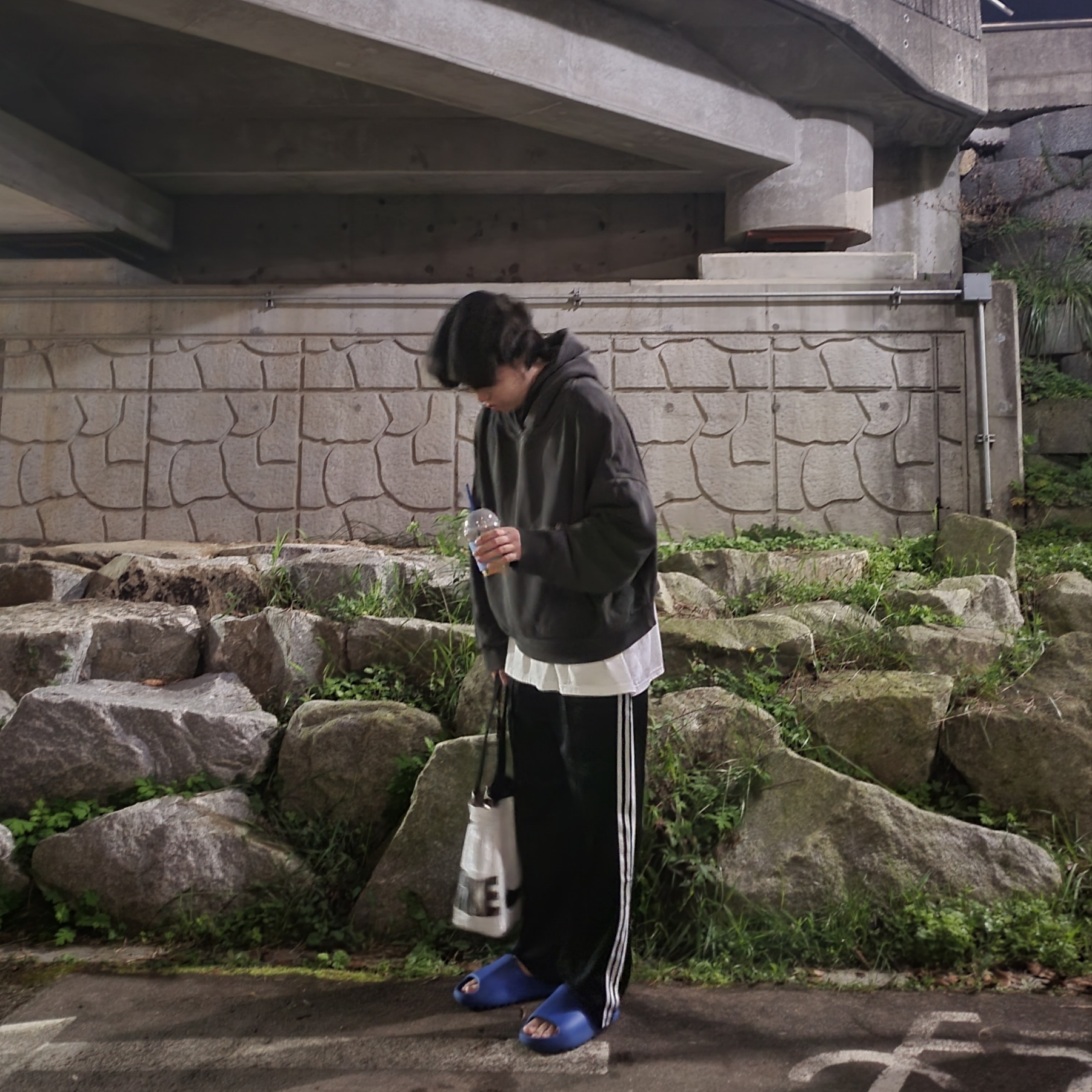 Adidas Yeezy Slide Azure 착용 스타일 - 1