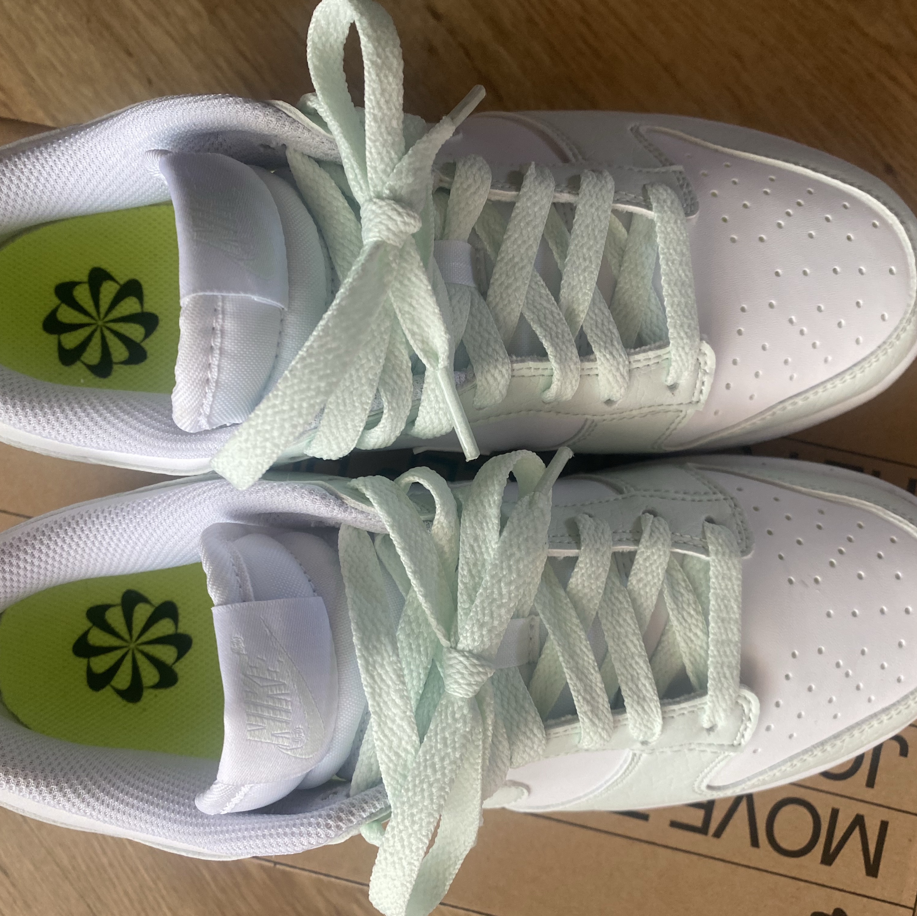 (W) Nike Dunk Low Next Nature Barely Green and White 착용 스타일 - 2