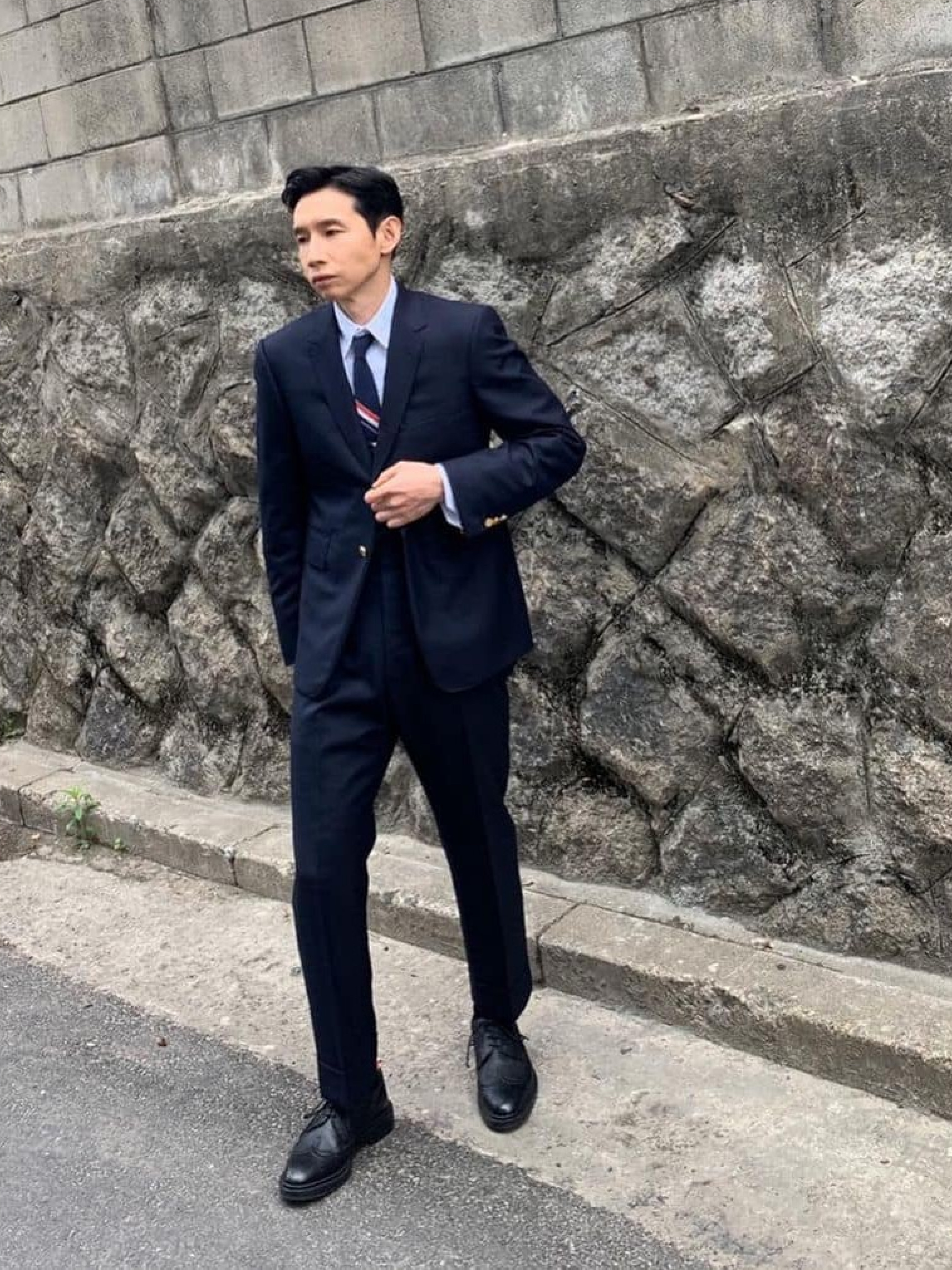 Thom Browne Cotton Suiting Engineered 4-Bar Classic Jacket Navy, Thom Browne Pebbled Leather Mini Hector Bag Black 착용 스타일 - 5