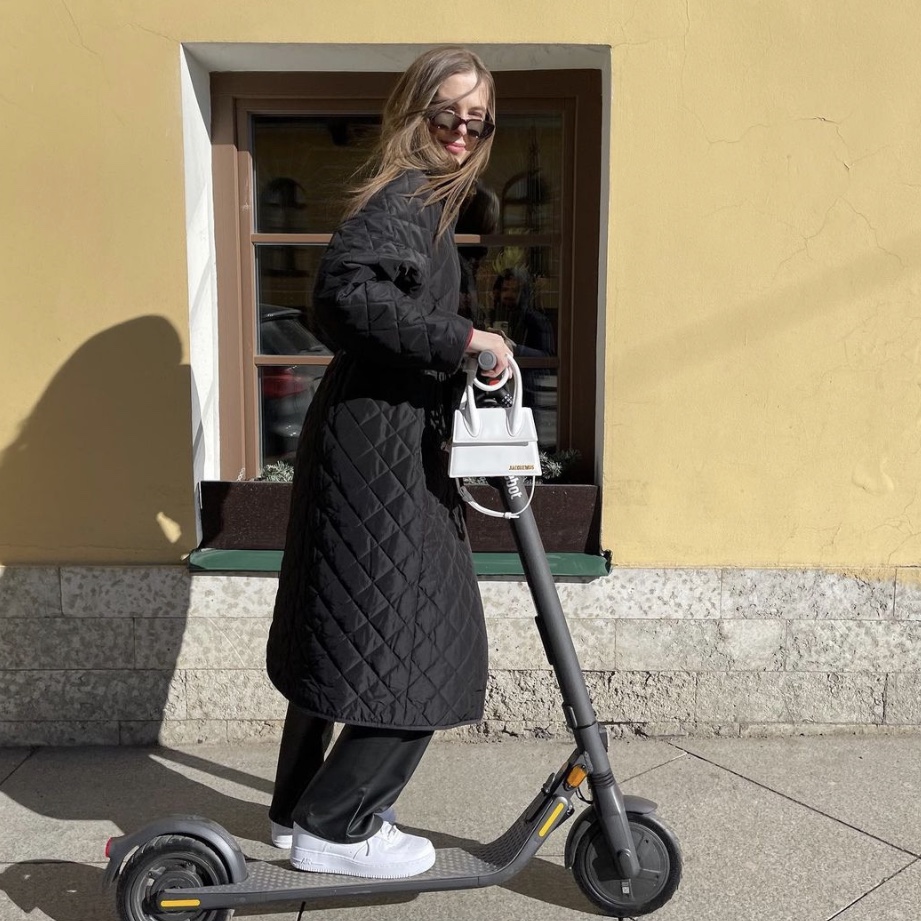 Jacquemus Le Chiquito Noeud Coiled Leather Handbag White, Nike Air Force 1 '07 Low White 착용 스타일