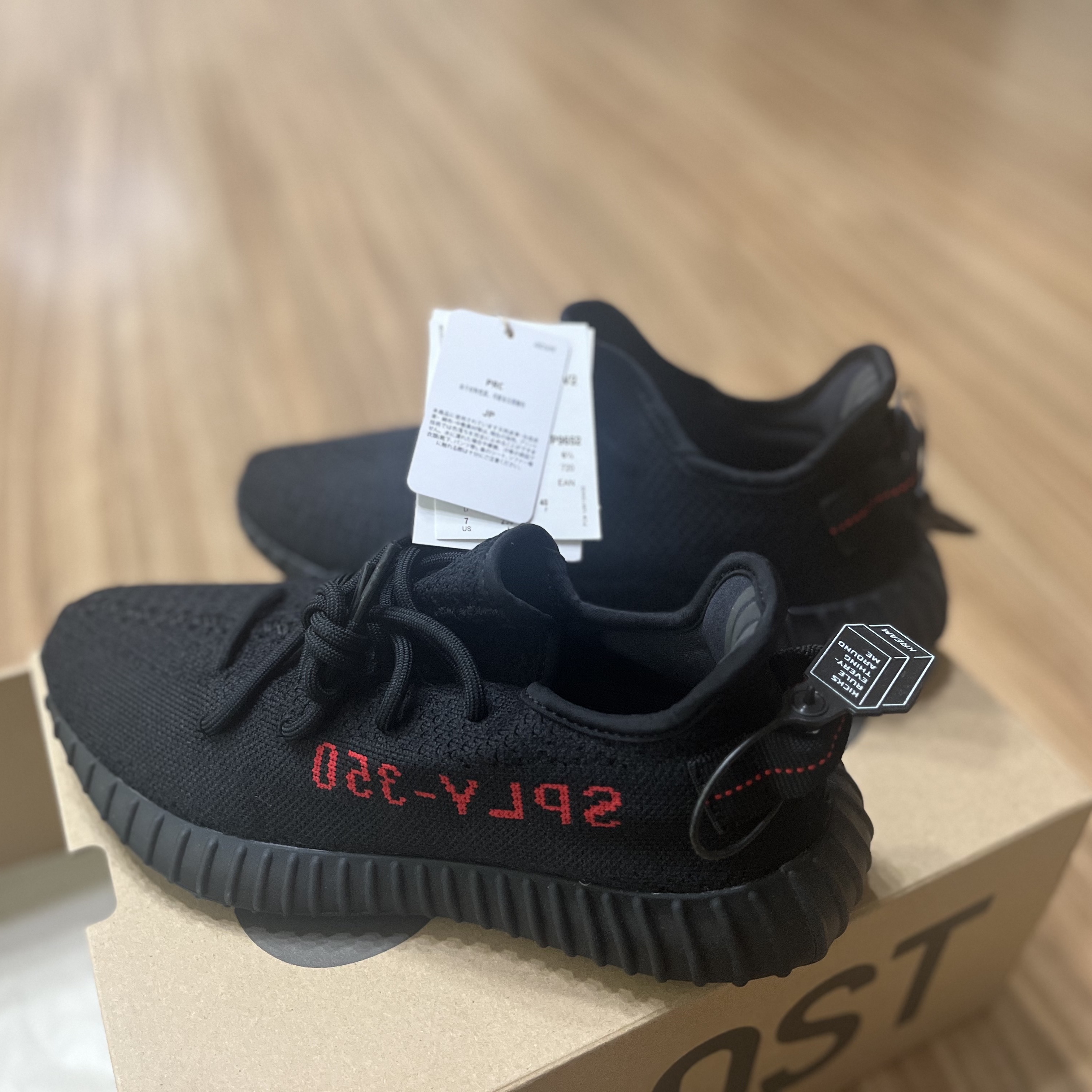 Adidas Yeezy Boost 350 V2 Black Red 2020 착용 스타일 - 1