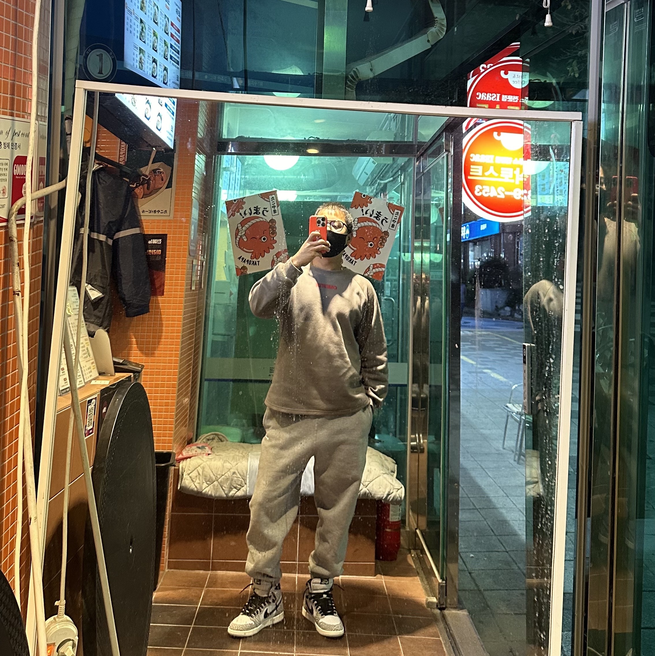 Jordan 1 Retro High OG White Cement, Nike NRG Solo Swoosh Fleece Pants Dark Grey Heather - Asia 착용 스타일 - 1
