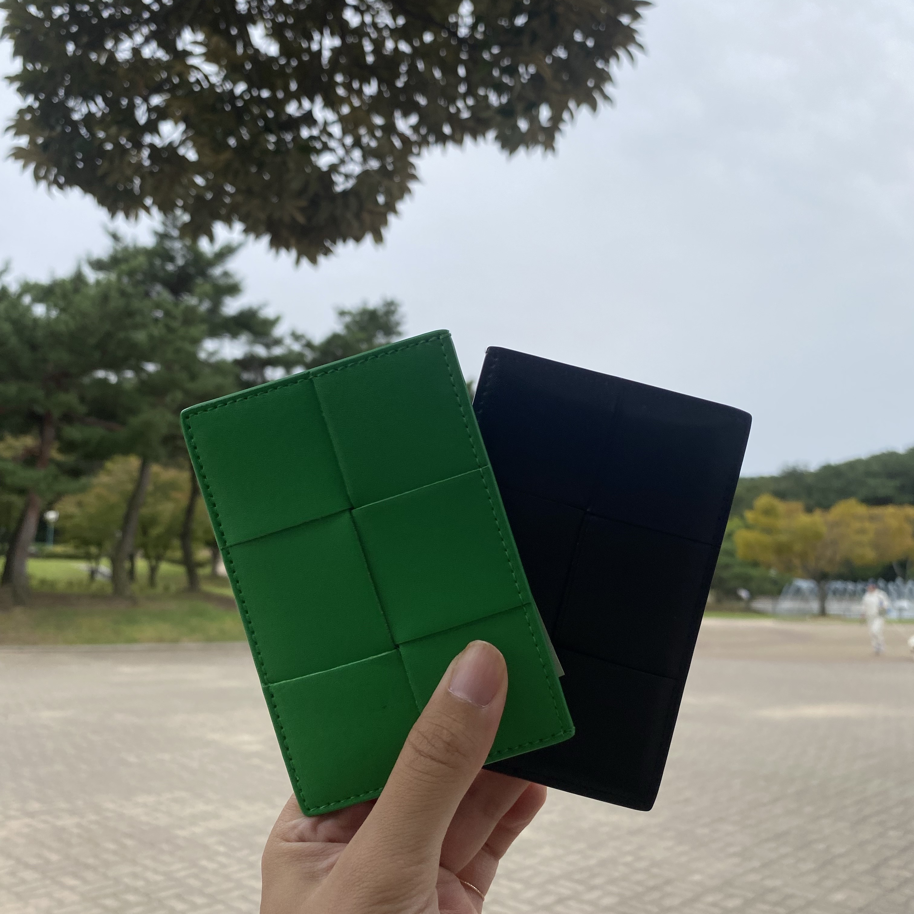 Bottega Veneta Credit Card Case Calfskin Parakeet, Bottega Veneta Credit Card Case Calfskin Black 착용 스타일 - 3