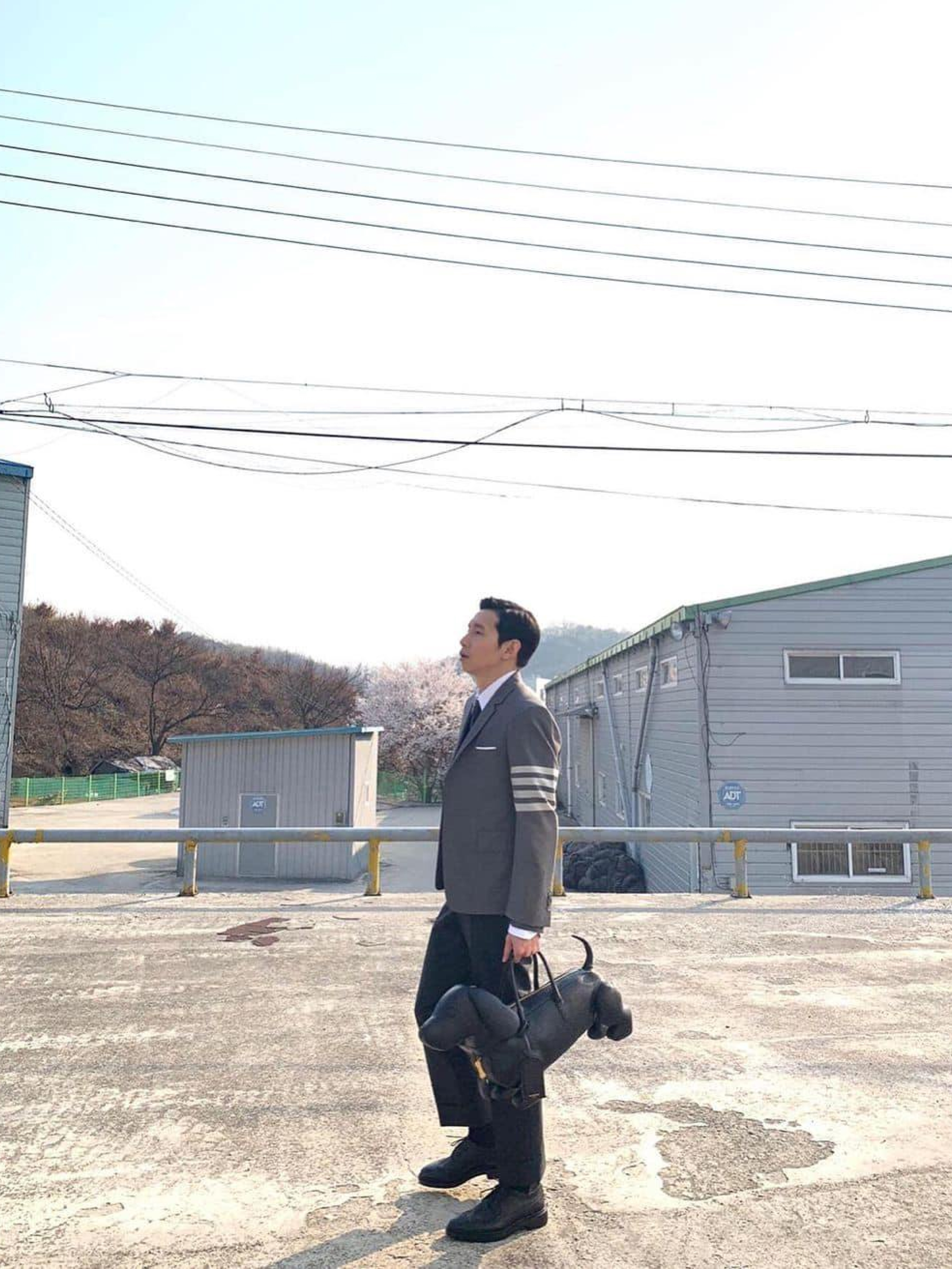 Thom Browne Cotton Suiting Engineered 4-Bar Classic Jacket Navy, Thom Browne Pebbled Leather Mini Hector Bag Black 착용 스타일 - 2