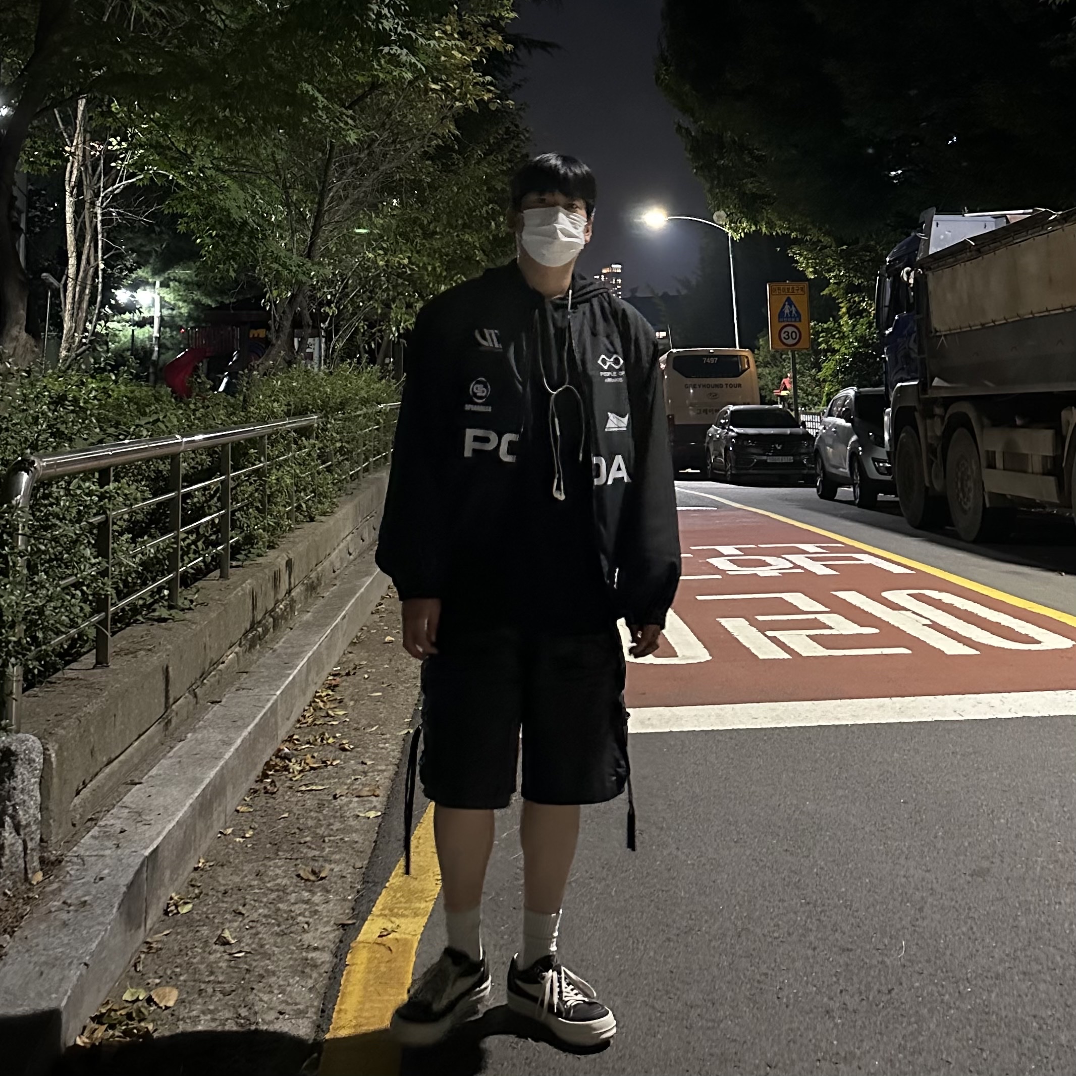 Undermycar Acer Padded Shoulder Crop Blouson Ebony - 23FW, Undermycar Skal Multi Cargo Vintage Shorts Wren - 23SS 착용 스타일 - 2