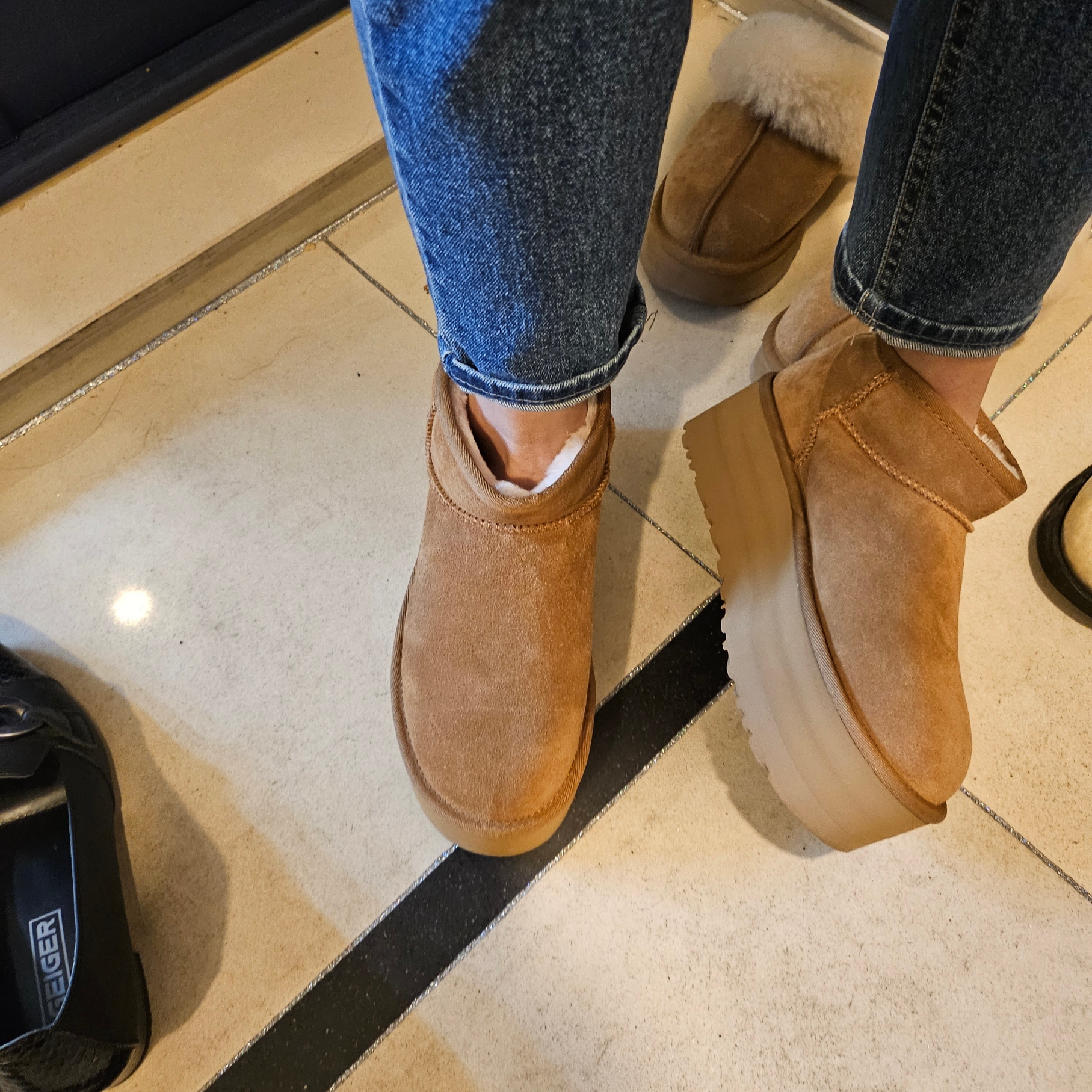 (W) UGG Classic Ultra Mini Platform Boots Chestnut 착용 스타일 - 2
