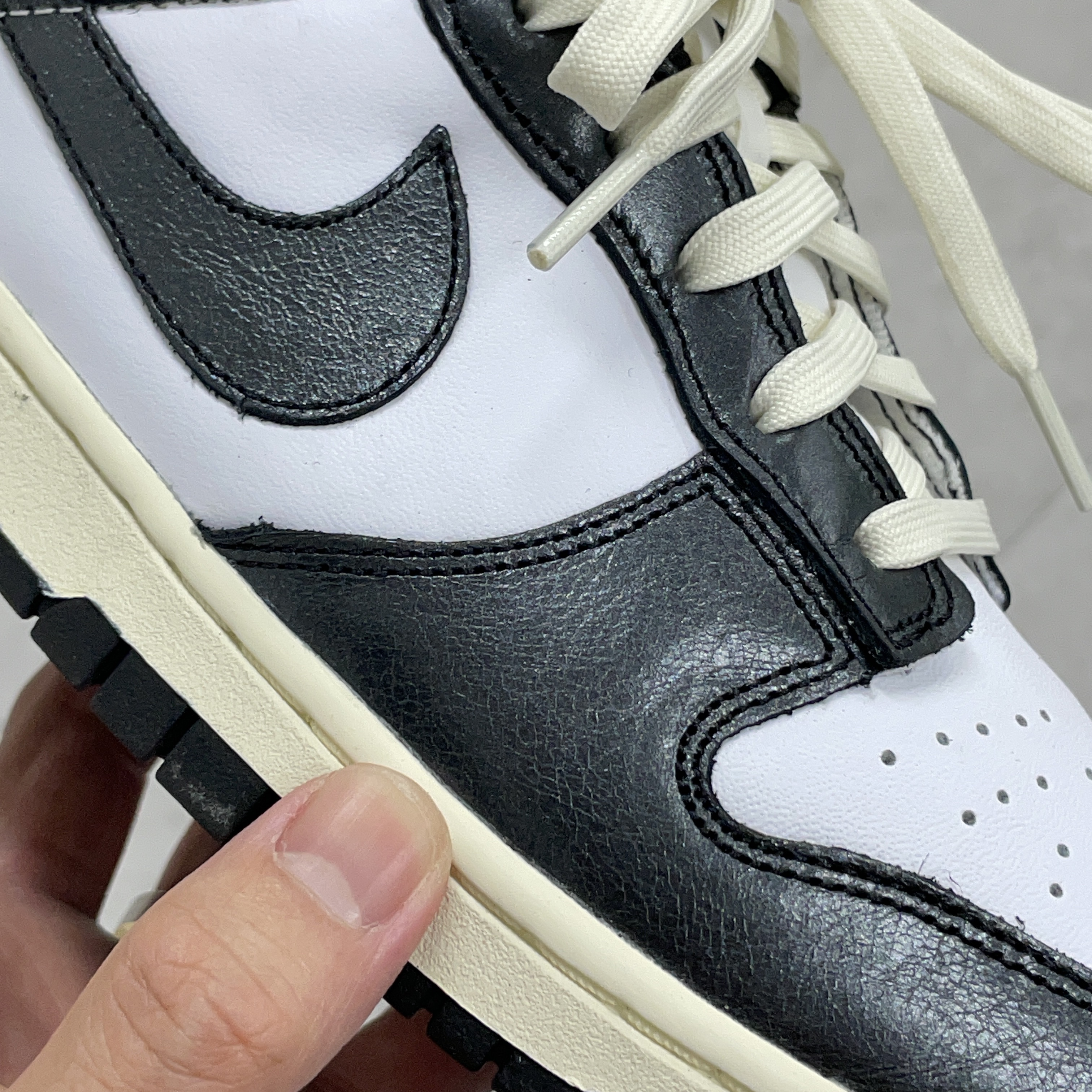 (W) Nike Dunk Low Vintage Black and White 착용 스타일 - 3