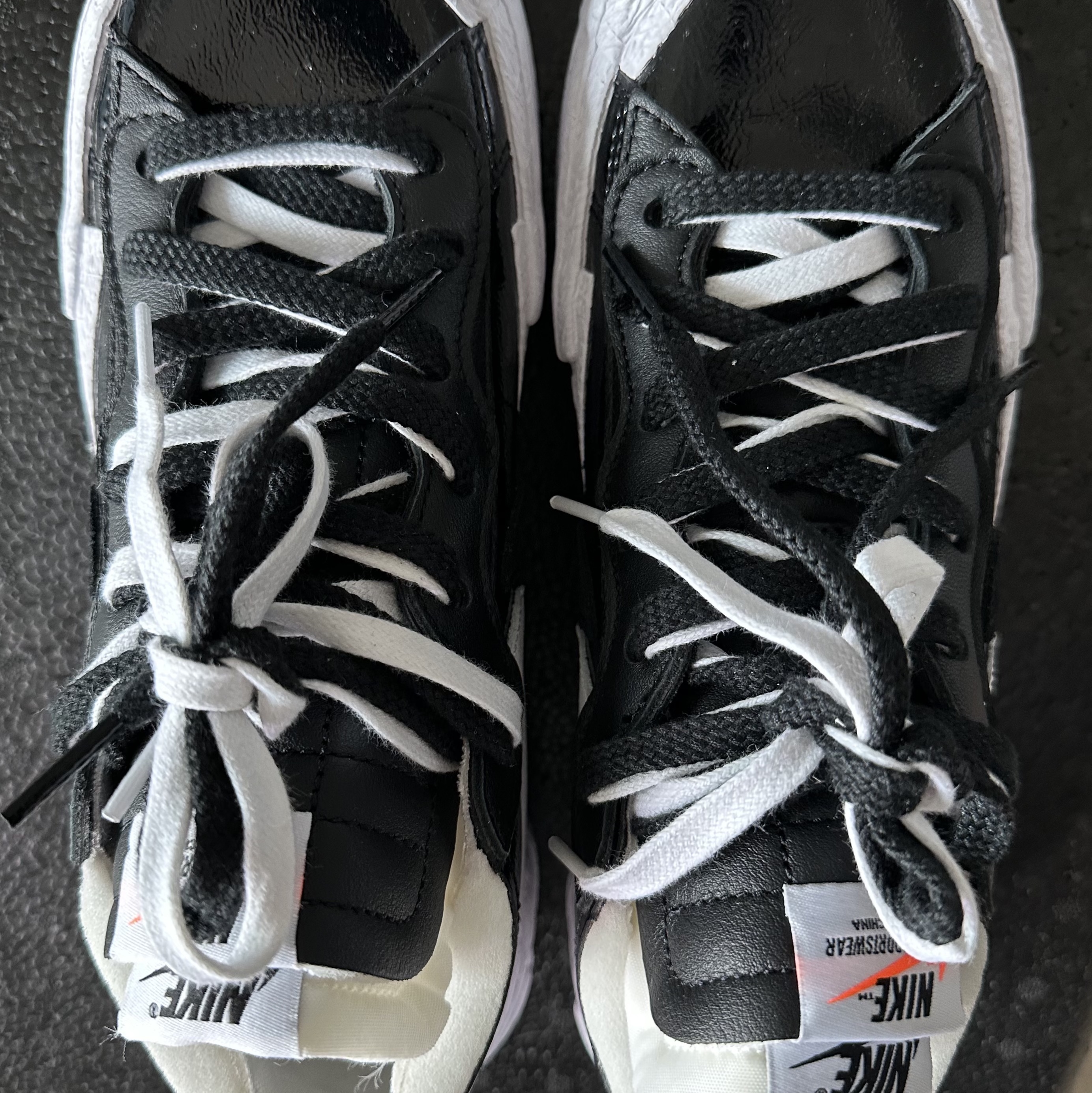 Nike x Sacai Blazer Low Black Patent Leather 착용 스타일 - 3