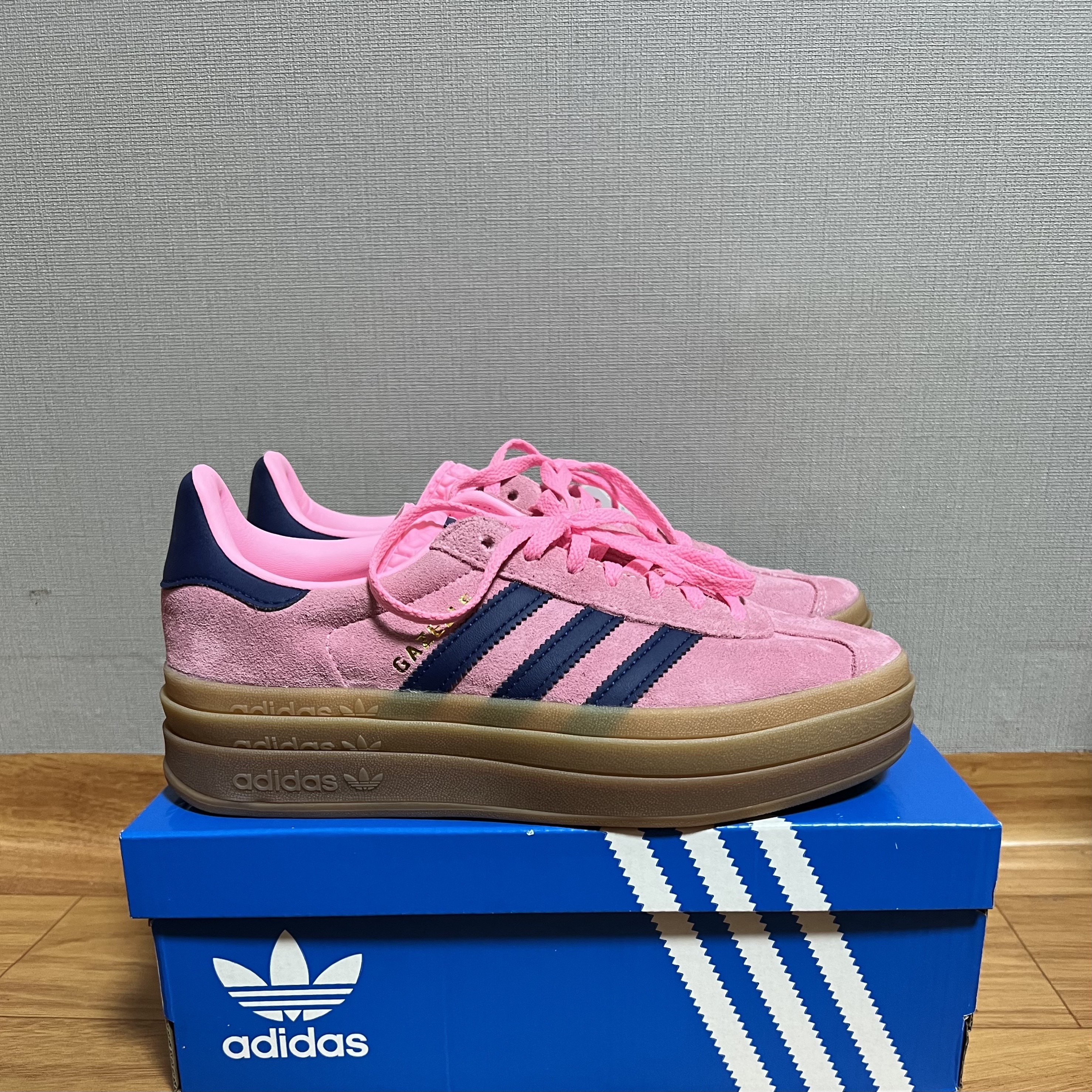 (W) Adidas Gazelle Bold Pink Glow Victory Blue 착용 스타일