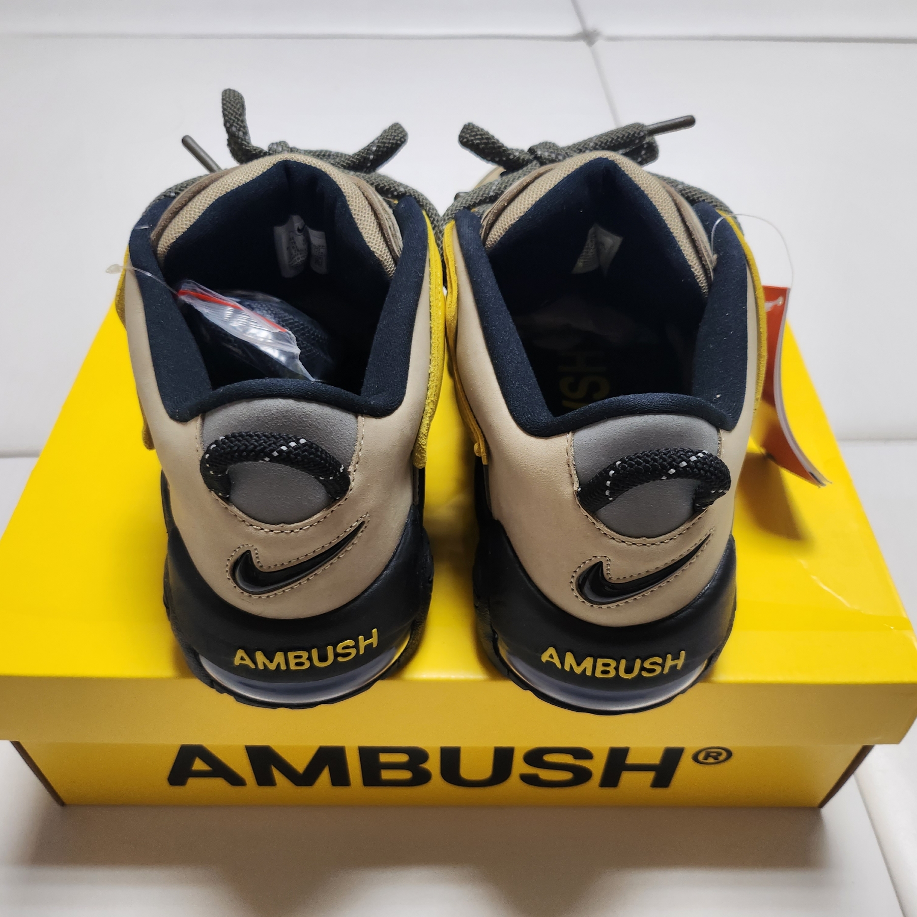 Nike x Ambush Air More Uptempo Low Vivid Sulfur and Limestone 착용 스타일 - 3