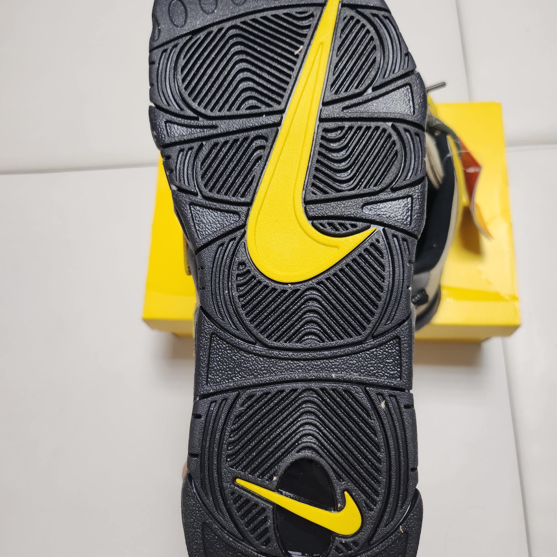 Nike x Ambush Air More Uptempo Low Vivid Sulfur and Limestone 착용 스타일 - 4