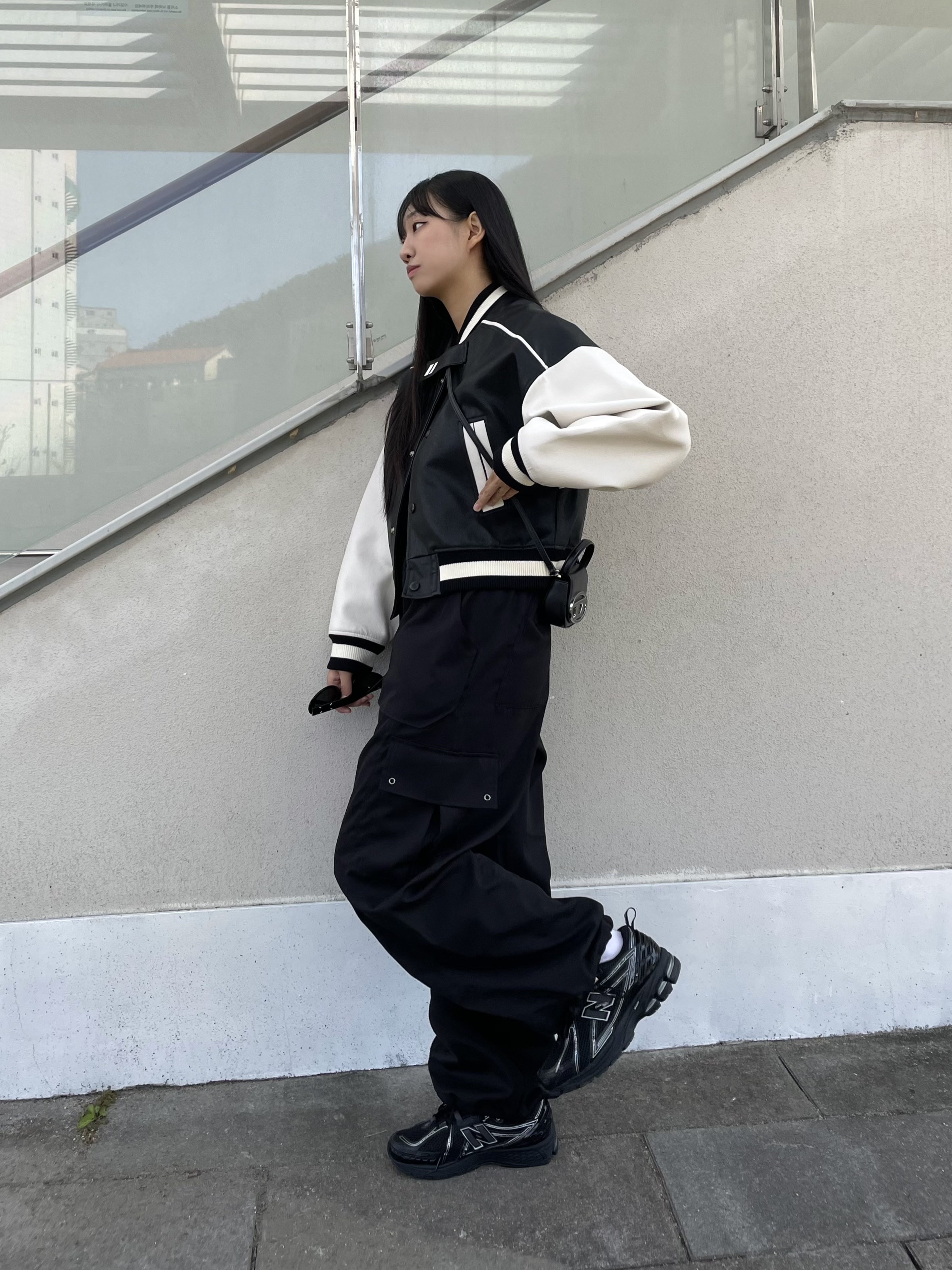 New Balance 1906R Black Silver Metallic, Diesel 1DR Mini Bag Plaque Black 착용 스타일 - 1