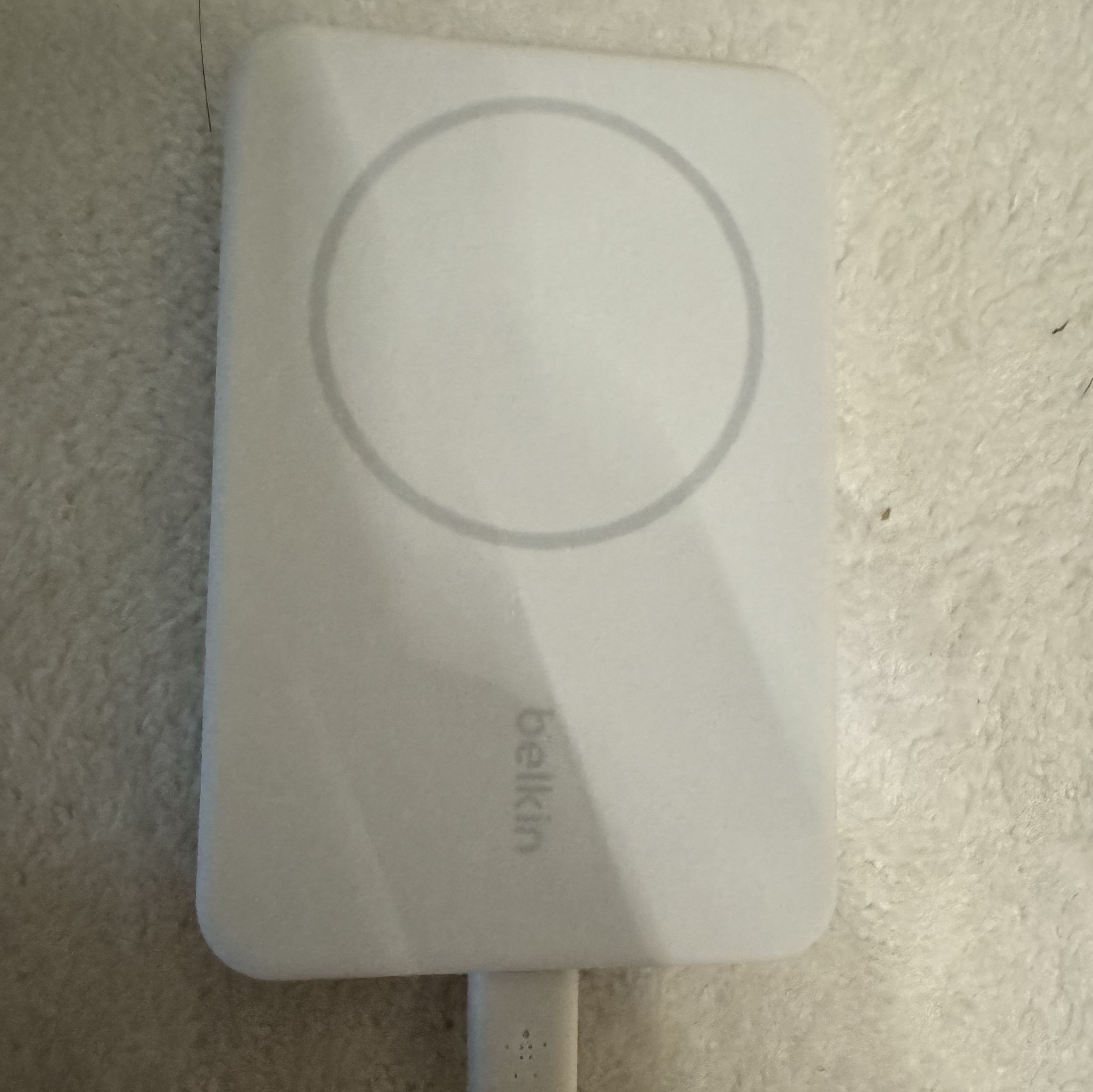 Belkin 5000mAh MagSafe Magnetic Wireless Charging Battery BPD004bt White 착용 스타일