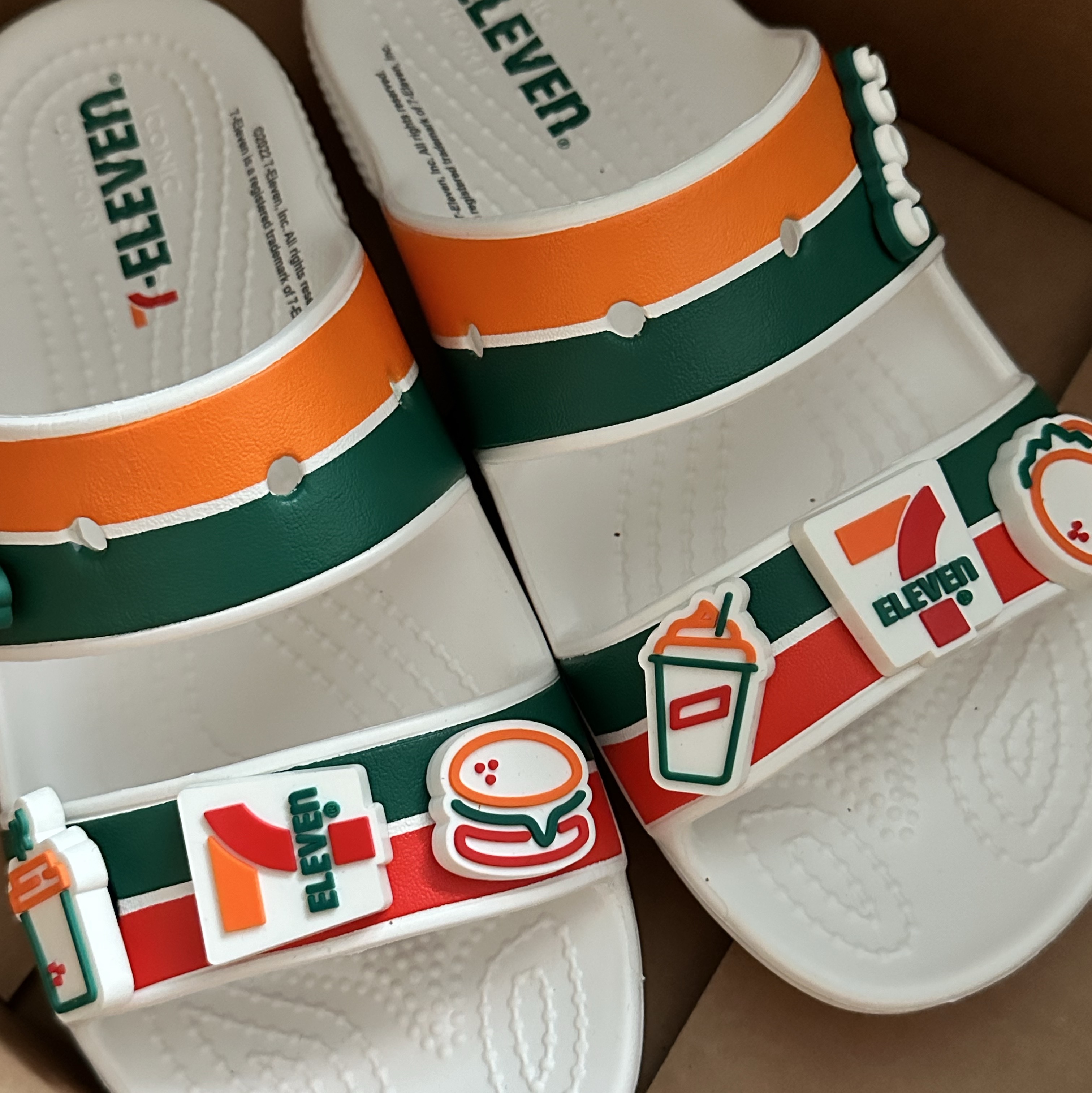Crocs x 7-Eleven Classic Sandal White 착용 스타일