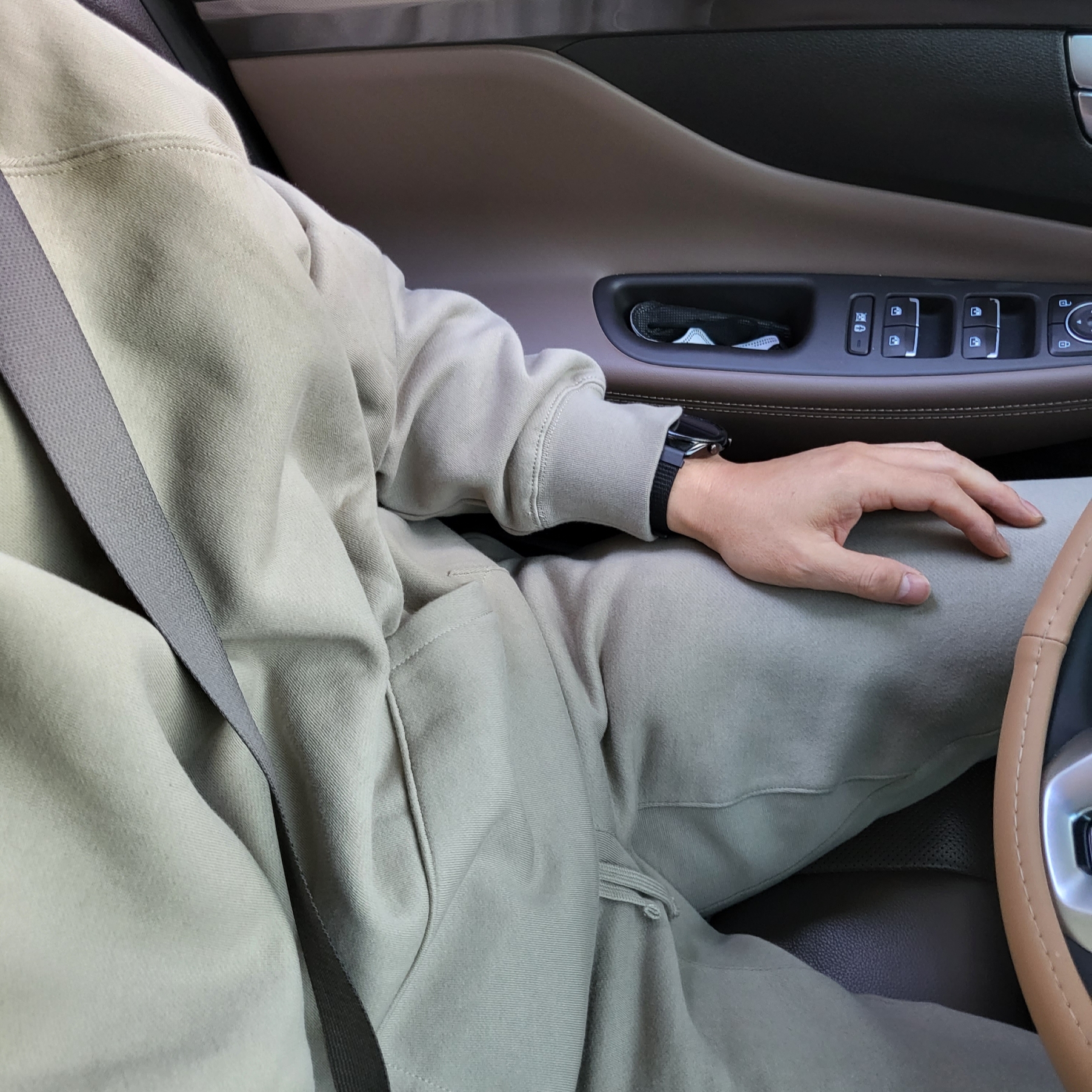 Essentials Pull-Over Hoodie Pistachio - 21FW, Essentials Sweatpants Pistachio - 21FW 착용 스타일 - 1