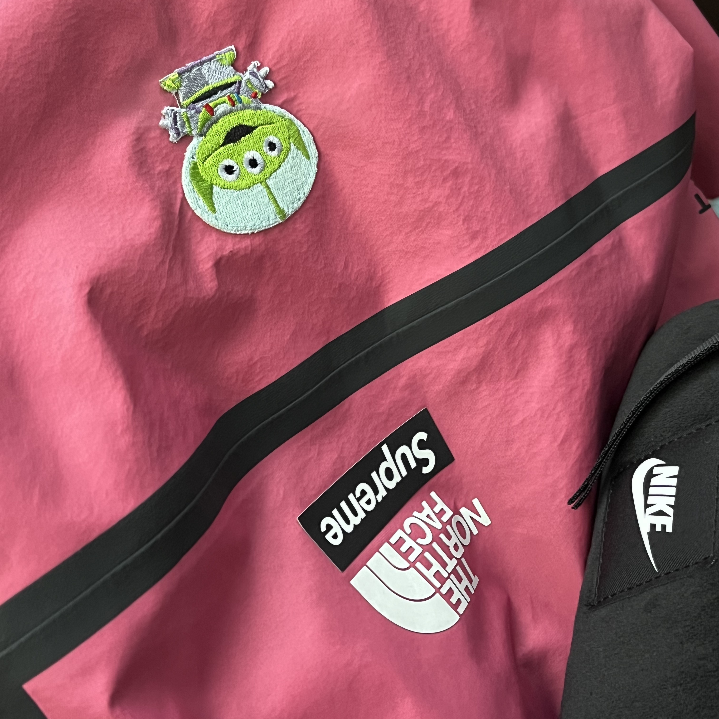 Supreme x The North Face Summit Series Outer Tape Seam Coaches Jacket Pink - 21SS 착용 스타일 - 3