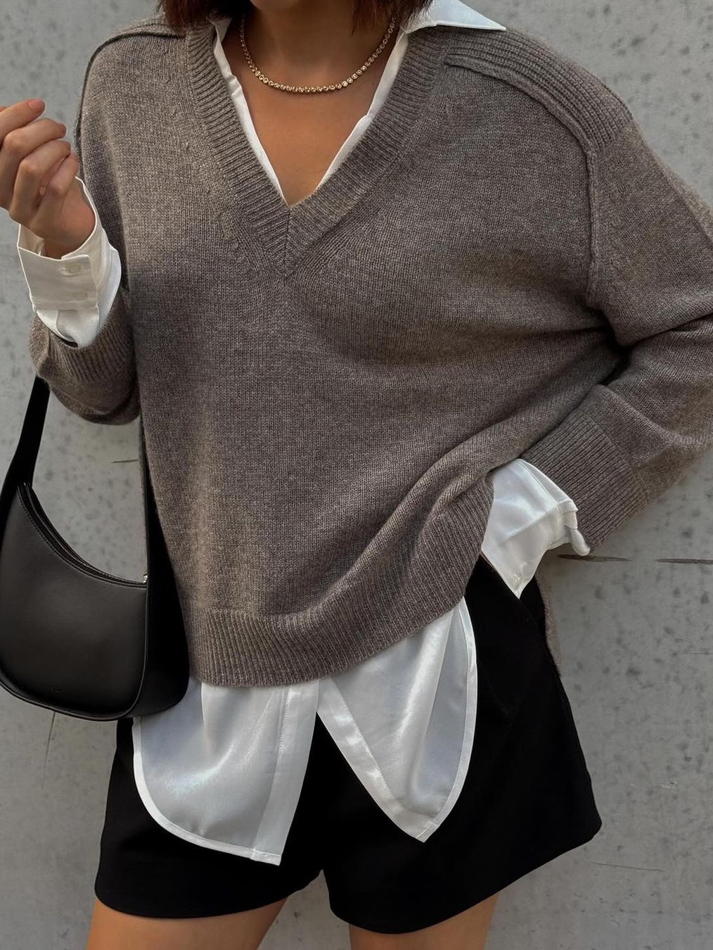 The Row Half Moon Bag in Smooth Calfskin Leather Black, The Row Half Moon Bag in Smooth Calfskin Leather Ivory 착용 스타일 - 3