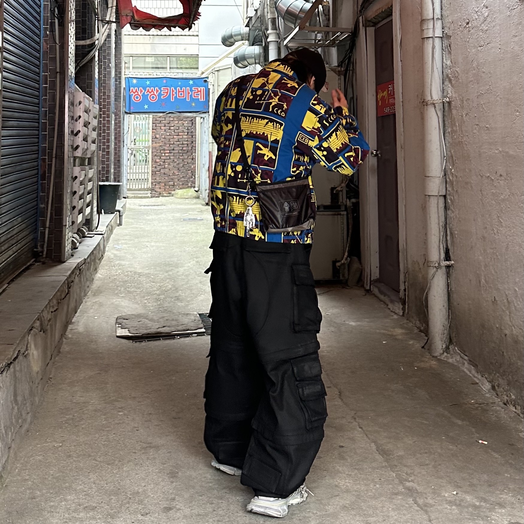 Project G/R Oversized Convertible Cargo Pants Coated Black, Balenciaga 3XL Sneakers Light Beige 착용 스타일 - 5