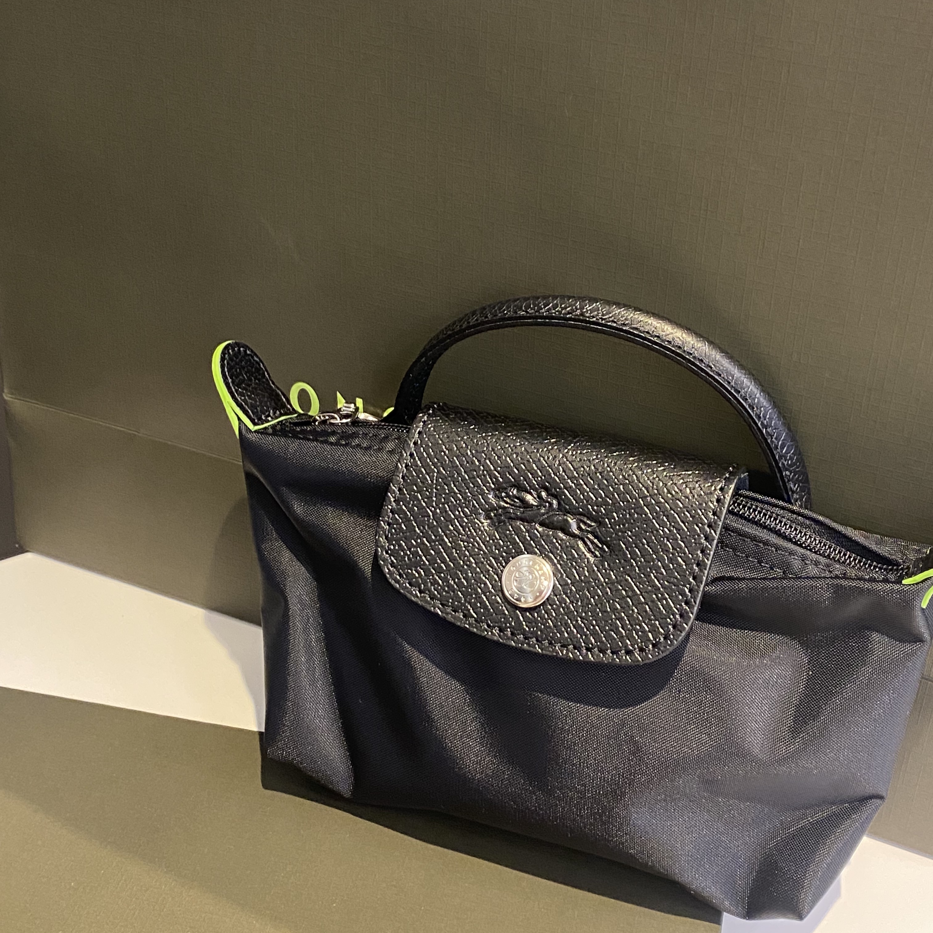 Longchamp Le Pliage Green Handle Pouch Black 착용 스타일 - 1
