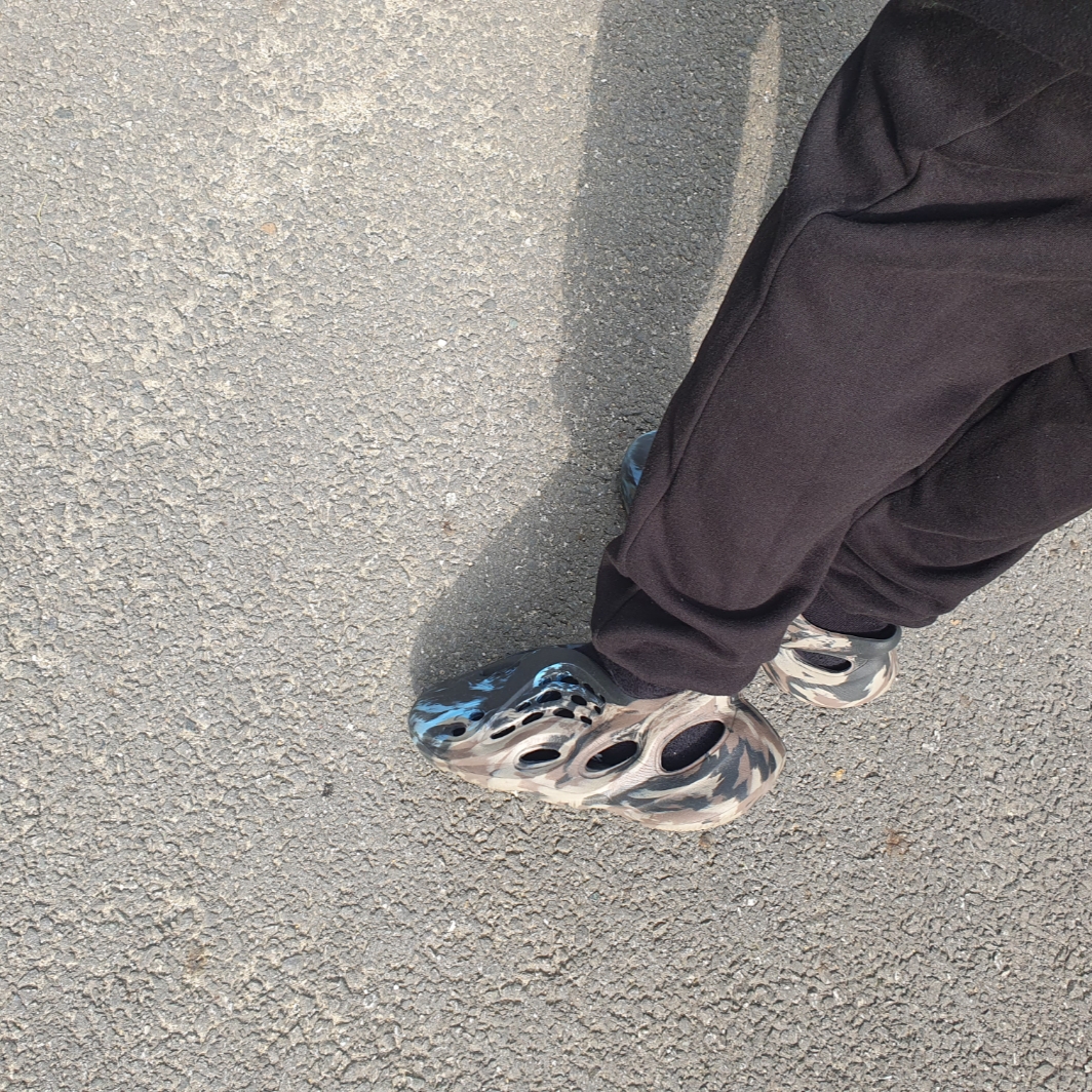Adidas Yeezy Foam RNNR MX Cinder 착용 스타일 - 2