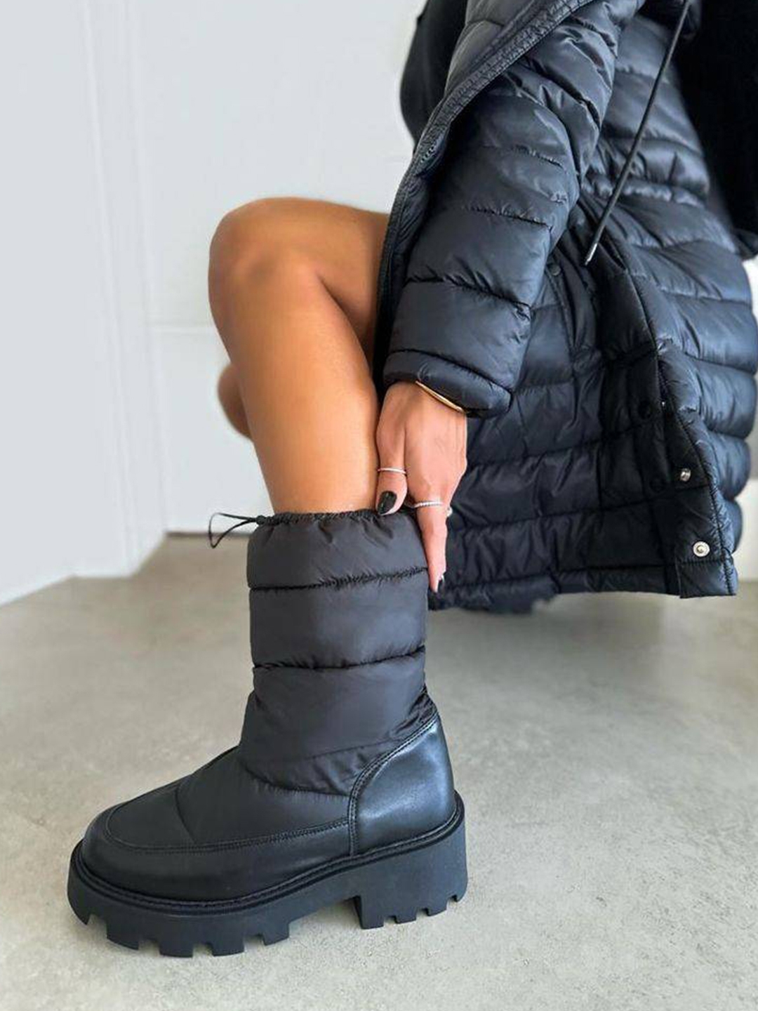 (W) Hunter Intrepid Insulated Short Snow Boots Black, Prada Re-Nylon Padded Bucket Hat Black 착용 스타일 - 2
