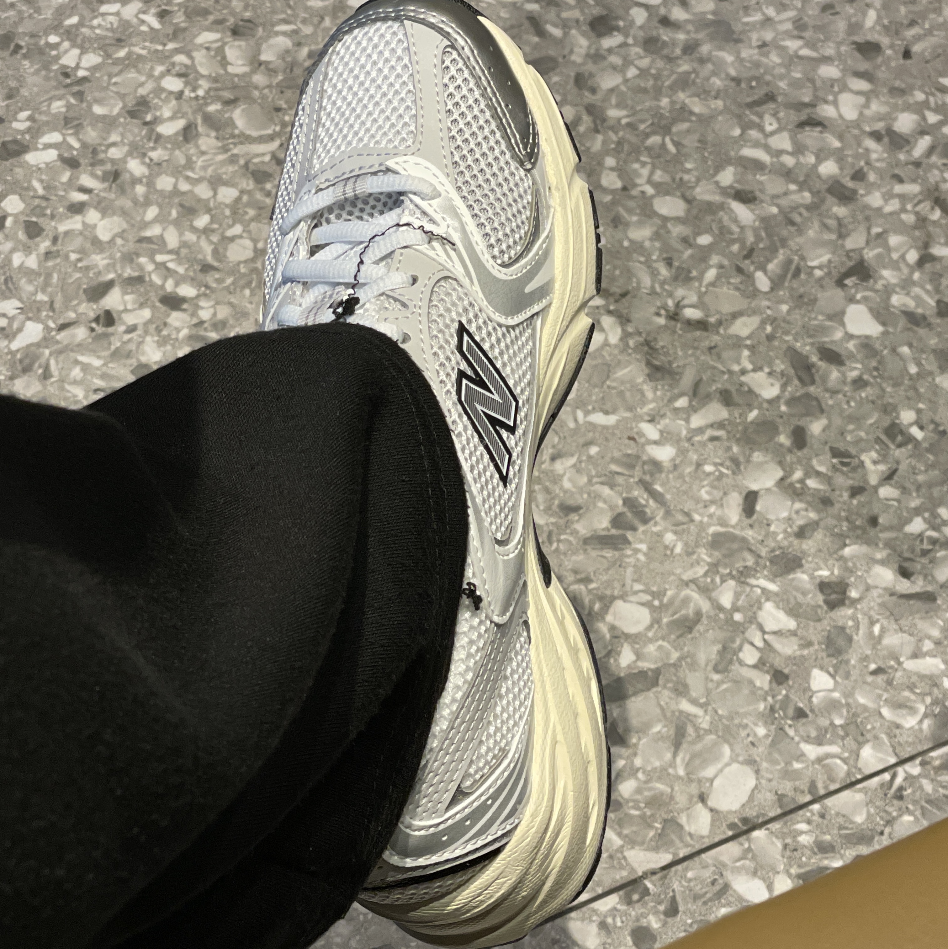 New Balance 530 Silver Cream 착용 스타일