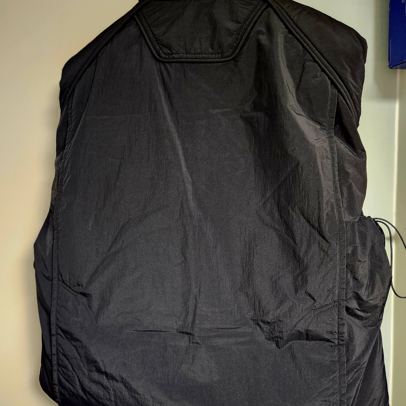 Juun.J Nylon Hooded Overfit Cropped Vest Black - 23FW 착용 스타일 - 2