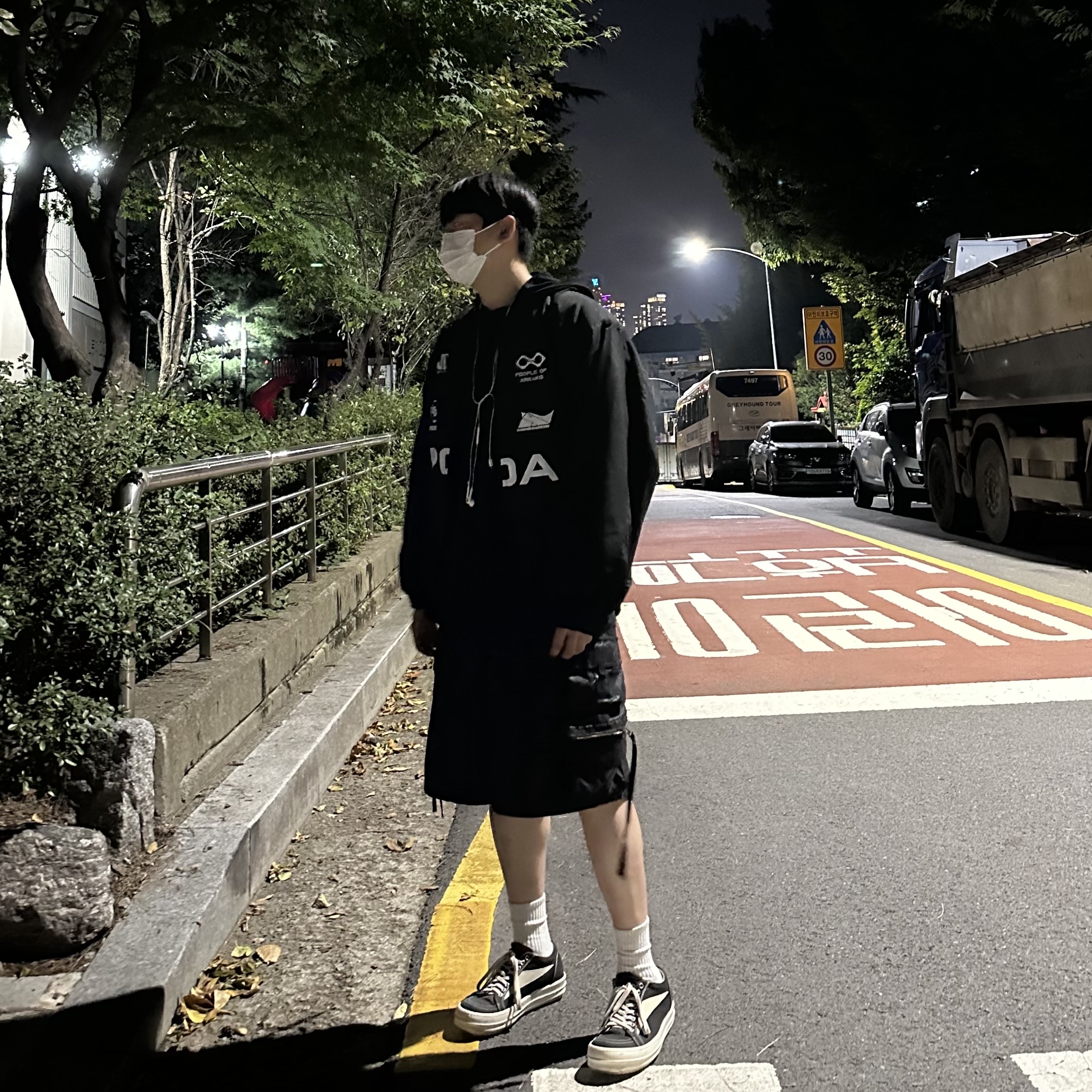 Undermycar Acer Padded Shoulder Crop Blouson Ebony - 23FW, Undermycar Skal Multi Cargo Vintage Shorts Wren - 23SS 착용 스타일 - 3