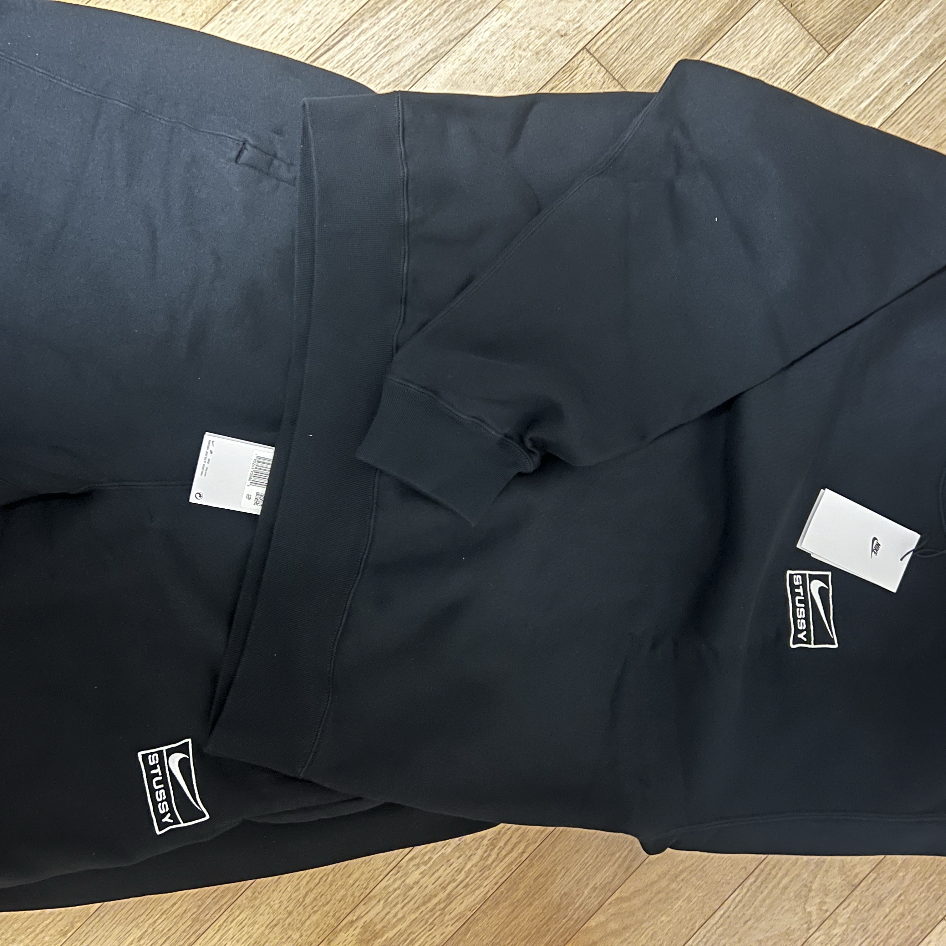 Nike x Stussy NRG Washed Fleece Pants Black (DO5296-010), Nike x Stussy NRG Washed Fleece Crewneck Black (DO5310-010) 착용 스타일