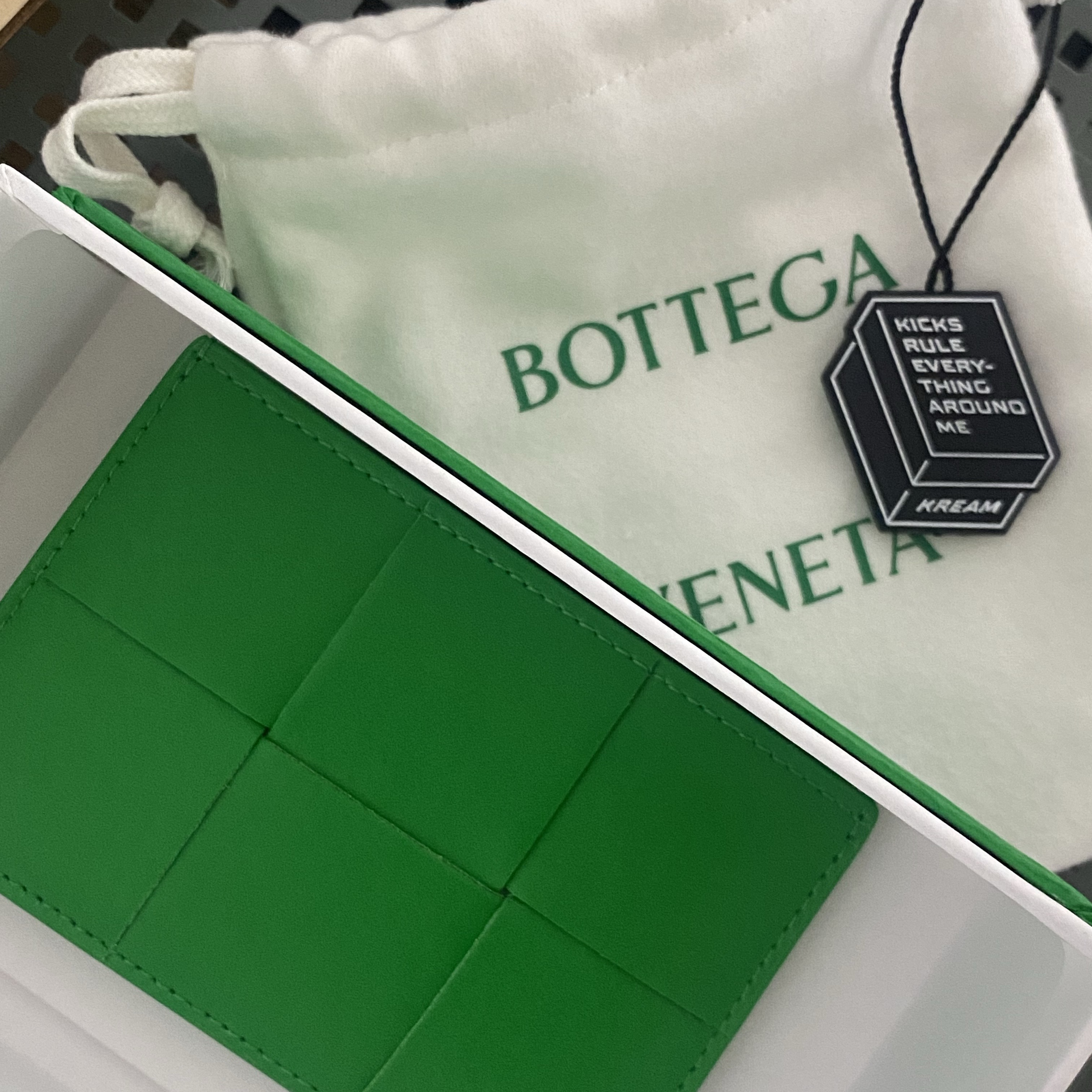 Bottega Veneta Credit Card Case Calfskin Parakeet, Bottega Veneta Credit Card Case Calfskin Black 착용 스타일 - 1