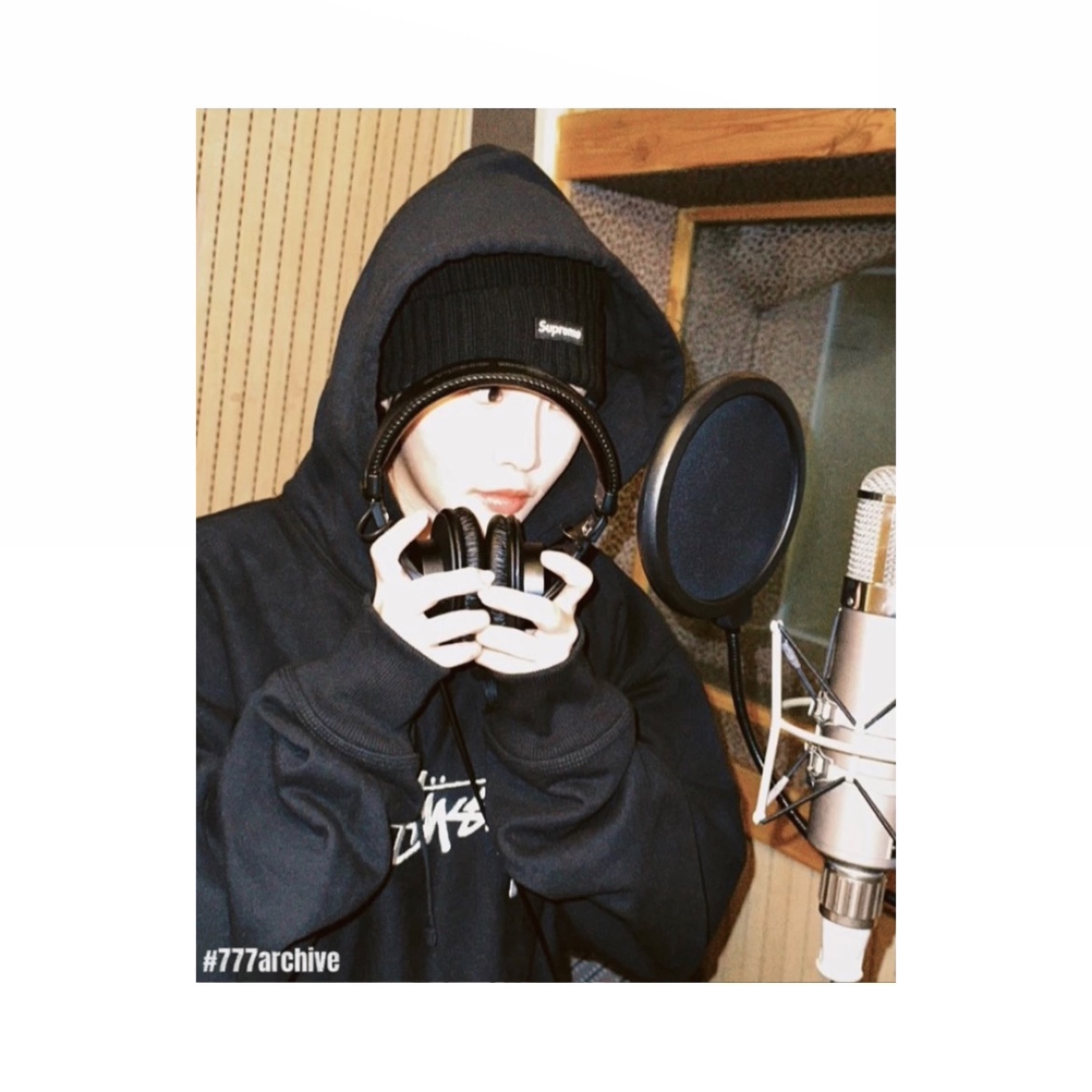 Supreme Overdyed Beanie Black 착용 스타일 - 2