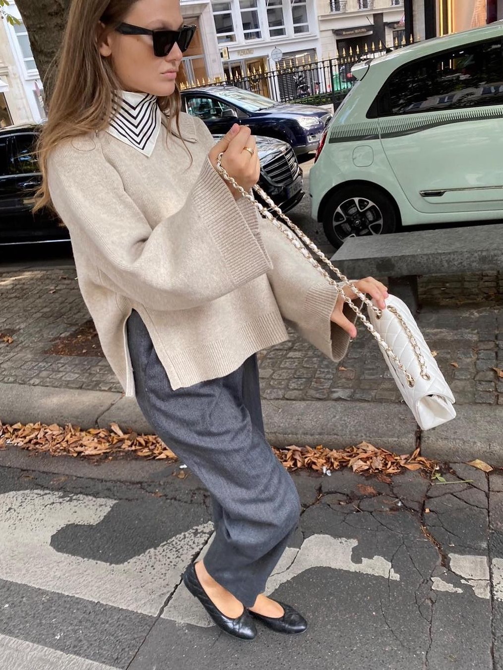 (W) Hermes Epaulettes De Gala Twilly Marine Gold Blanc, (W) Dior Oblique Mitzah Scarf Silk Twill Navy Blue 착용 스타일 - 6