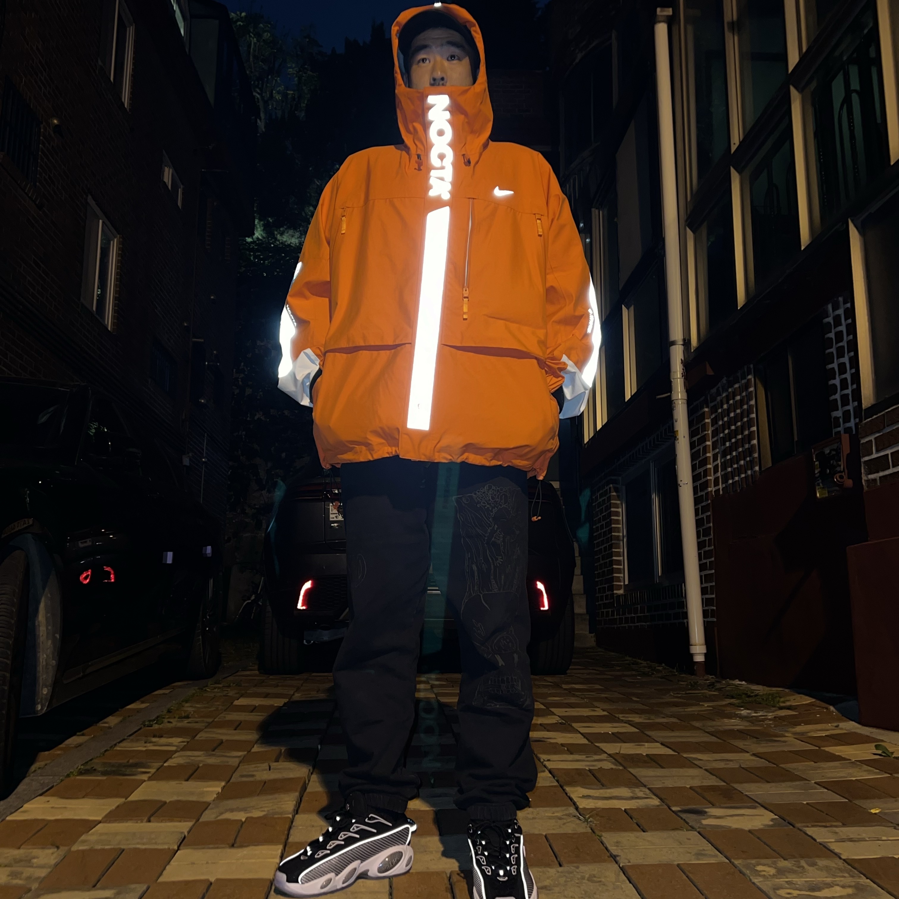 Nike x Drake Nocta Glide Black White Clear, Nike x Drake Nocta Tungsten Alien Gore-Tex Jacket Orange - Nocta Exclusive 착용 스타일