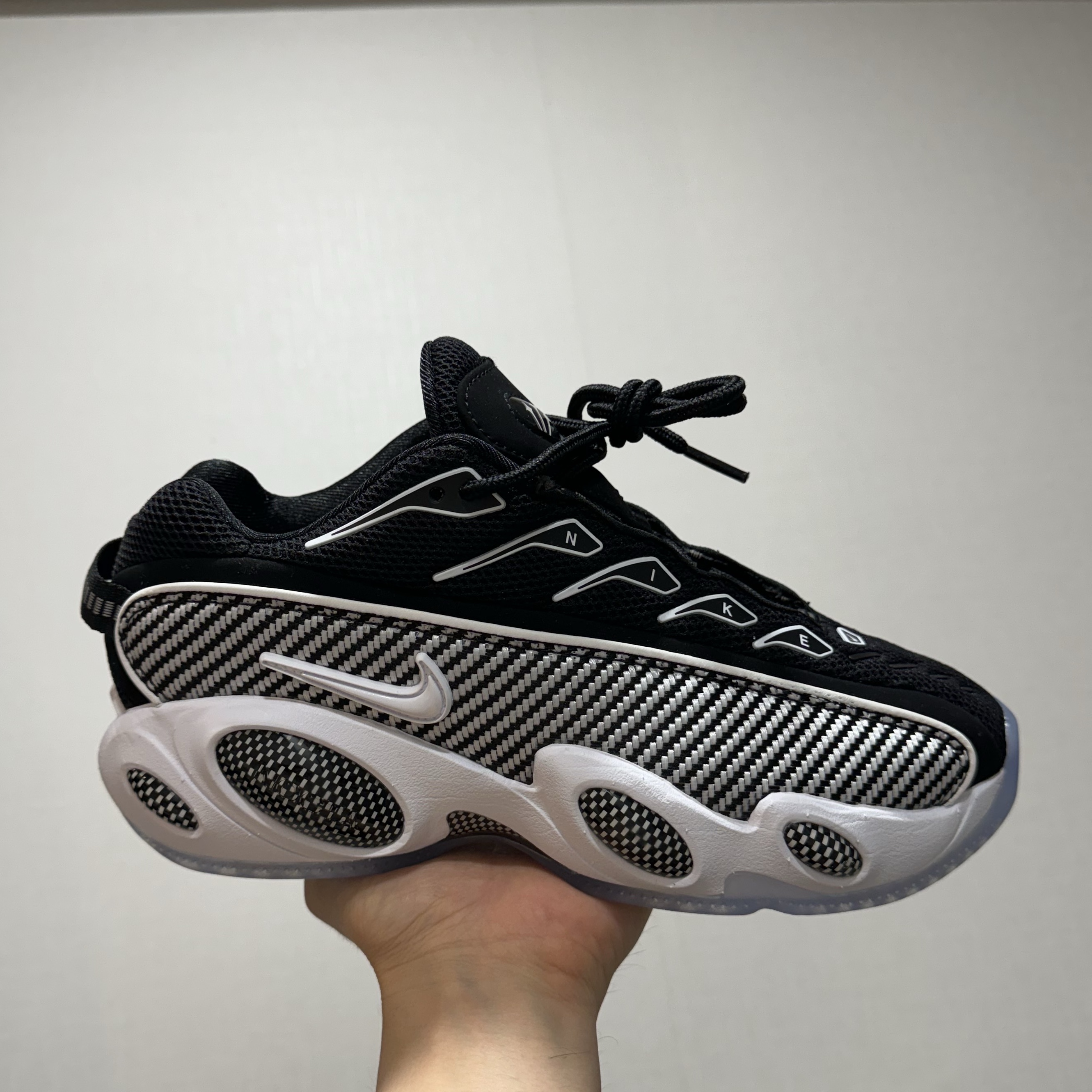 Nike x Drake Nocta Glide Black White Clear 착용 스타일 - 2