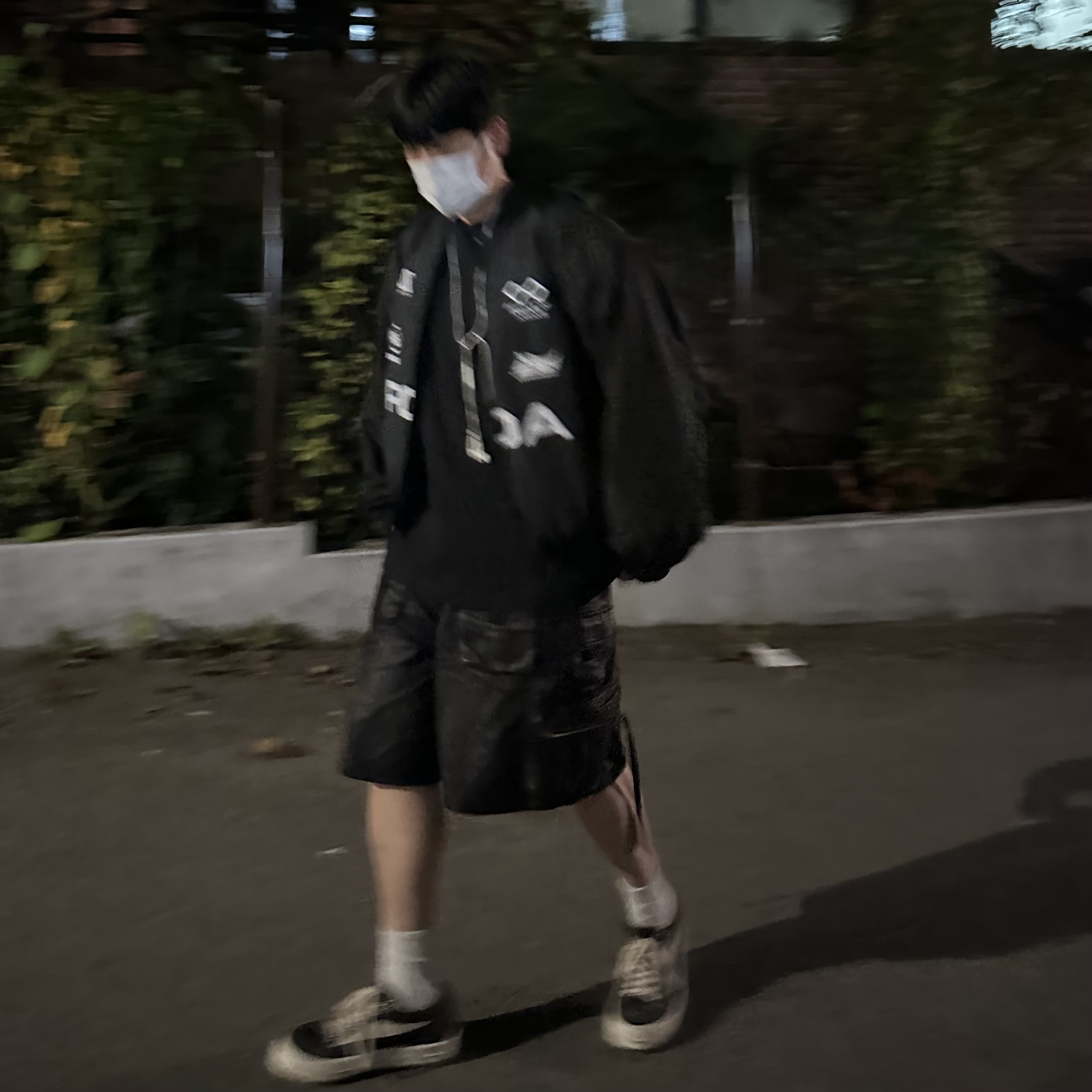 Undermycar Acer Padded Shoulder Crop Blouson Ebony - 23FW, Undermycar Skal Multi Cargo Vintage Shorts Wren - 23SS 착용 스타일 - 1