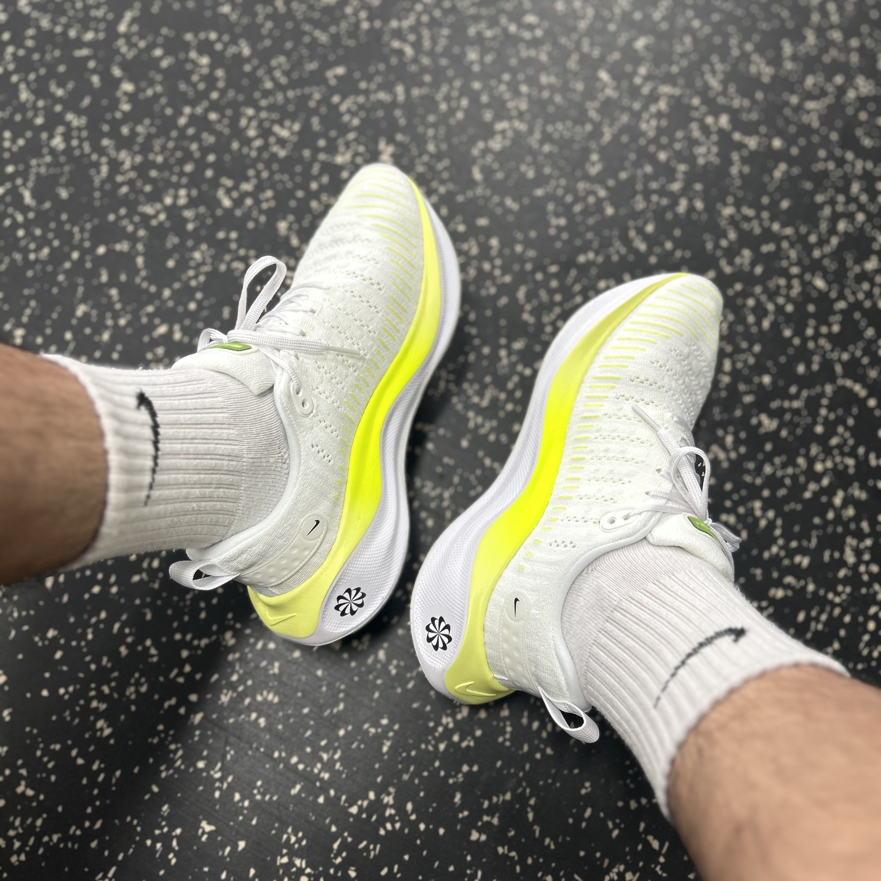 Nike ReactX Infinity Run 4 White Light Lemon Twist 착용 스타일 - 2